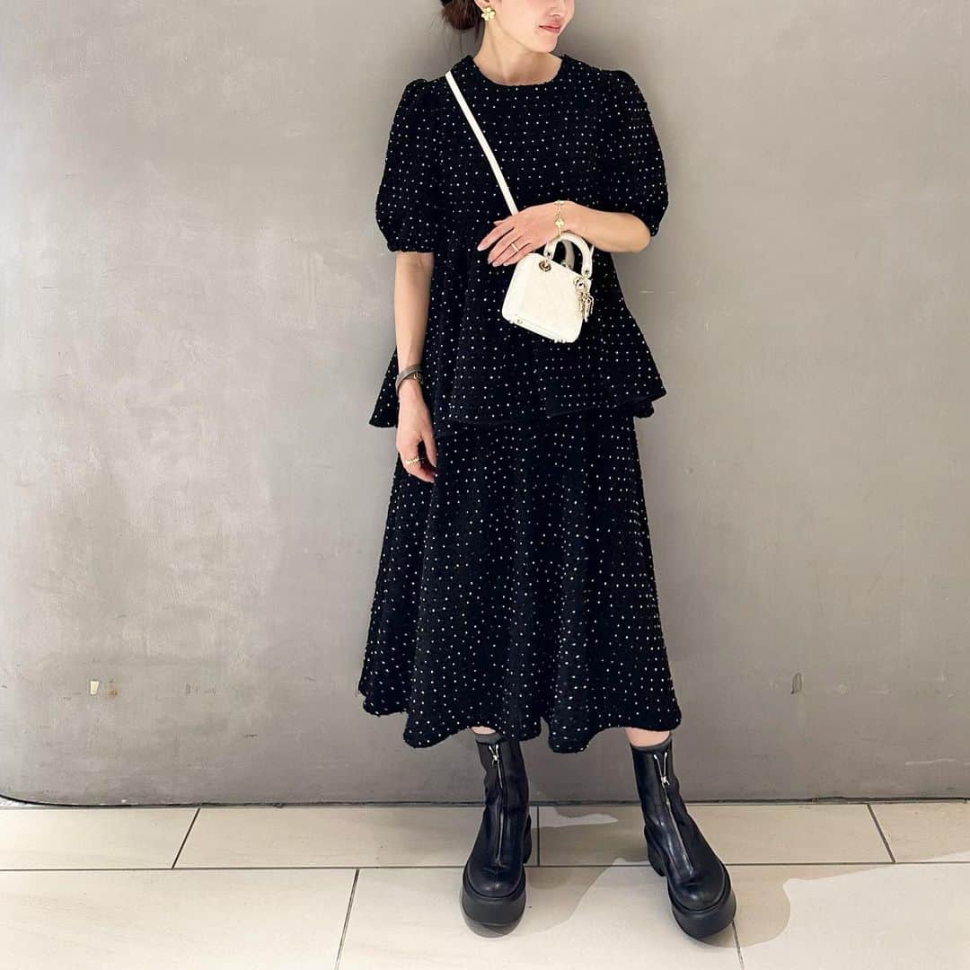 kyoco_ococさんのインスタグラム写真 - (kyoco_ococInstagram)「11/10(Fri)今夜21:00〜  POPUPでも完売だった人気アイテムやオンライン初入荷のアイテムなど... 以下の7型を販売いたします🥰  写真はBlueleaオリジナルのDot tweed fur gilet &skirt 尾州でお作りした上質なツイードは5周年を記念すべき特別なシリーズで思い入れも深いアイテム🖤 set upでもそれぞれでも着回し力が高いのでコーディネートもお楽しみいただけるかと思います🥰  全て即納で今すぐお召しいただけるアイテムですので 是非この機会にご検討ください🫶🏻  ◾️Dot tweed fur gilet ◾️Dot tweed skirt ◾️Tweed jacket  ◾️Tweed mini skirt ◾️Peplum jacket  ◾️Jacquard skirt ◾️Flare tuck wide pants   @_bluelea_」11月10日 18時32分 - kyocoococ