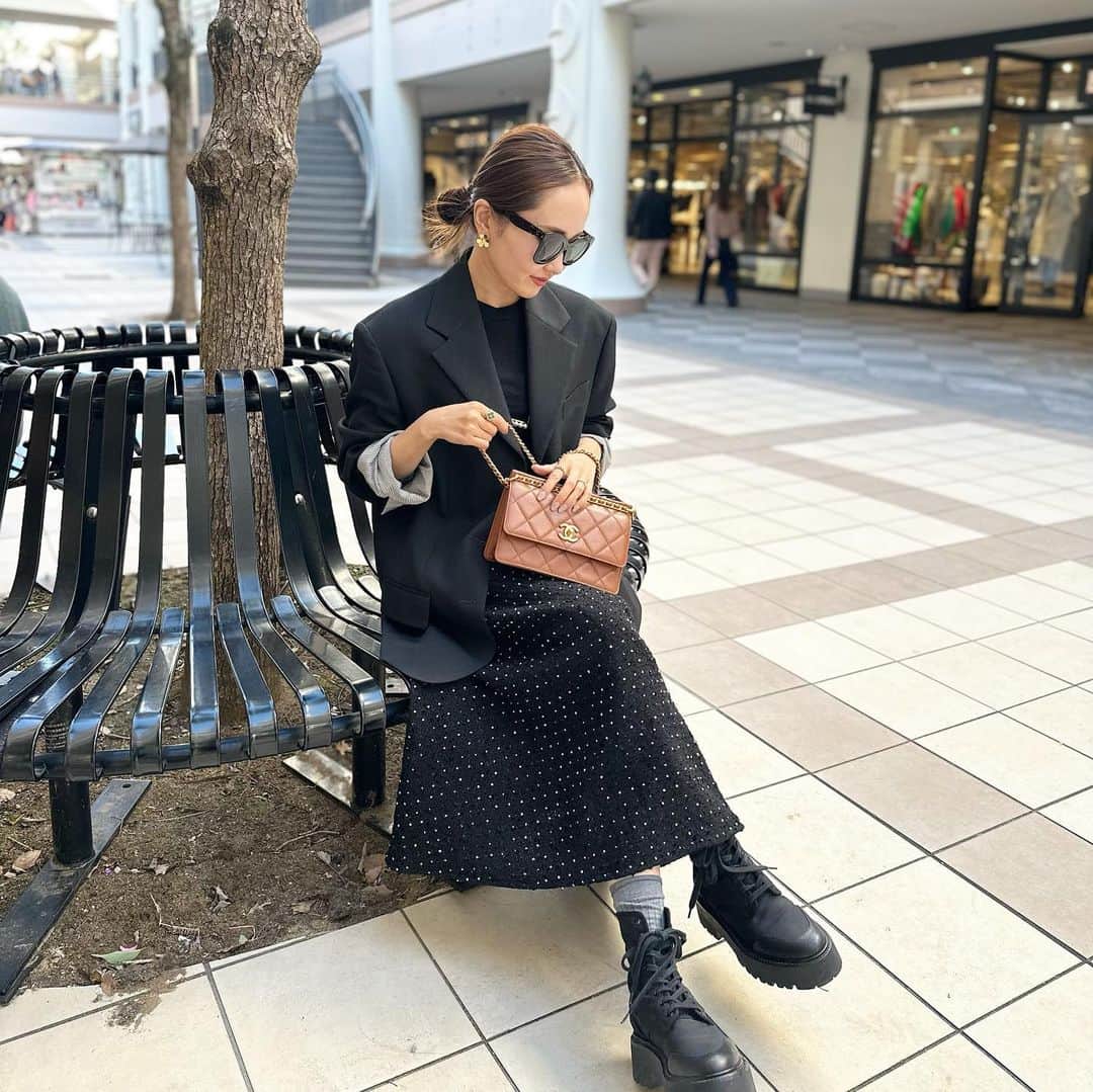 kyoco_ococさんのインスタグラム写真 - (kyoco_ococInstagram)「11/10(Fri)今夜21:00〜  POPUPでも完売だった人気アイテムやオンライン初入荷のアイテムなど... 以下の7型を販売いたします🥰  写真はBlueleaオリジナルのDot tweed fur gilet &skirt 尾州でお作りした上質なツイードは5周年を記念すべき特別なシリーズで思い入れも深いアイテム🖤 set upでもそれぞれでも着回し力が高いのでコーディネートもお楽しみいただけるかと思います🥰  全て即納で今すぐお召しいただけるアイテムですので 是非この機会にご検討ください🫶🏻  ◾️Dot tweed fur gilet ◾️Dot tweed skirt ◾️Tweed jacket  ◾️Tweed mini skirt ◾️Peplum jacket  ◾️Jacquard skirt ◾️Flare tuck wide pants   @_bluelea_」11月10日 18時32分 - kyocoococ
