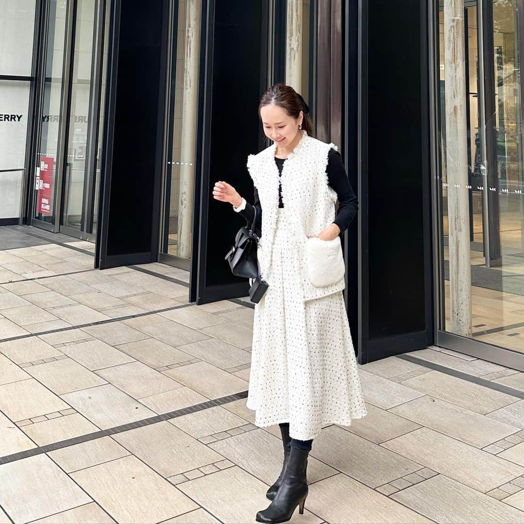 kyoco_ococさんのインスタグラム写真 - (kyoco_ococInstagram)「11/10(Fri)今夜21:00〜  POPUPでも完売だった人気アイテムやオンライン初入荷のアイテムなど... 以下の7型を販売いたします🥰  写真はBlueleaオリジナルのDot tweed fur gilet &skirt 尾州でお作りした上質なツイードは5周年を記念すべき特別なシリーズで思い入れも深いアイテム🖤 set upでもそれぞれでも着回し力が高いのでコーディネートもお楽しみいただけるかと思います🥰  全て即納で今すぐお召しいただけるアイテムですので 是非この機会にご検討ください🫶🏻  ◾️Dot tweed fur gilet ◾️Dot tweed skirt ◾️Tweed jacket  ◾️Tweed mini skirt ◾️Peplum jacket  ◾️Jacquard skirt ◾️Flare tuck wide pants   @_bluelea_」11月10日 18時32分 - kyocoococ