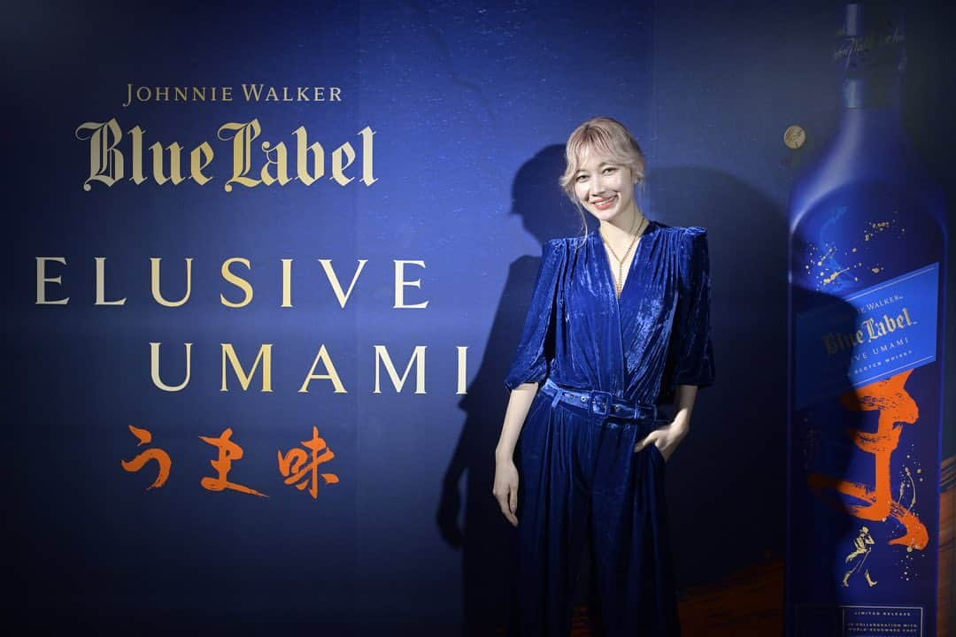 山本ソニアのインスタグラム：「🥃💙  @johnniewalkerjapan   ジョニーウォーカーと「Restaurant KEI」ミシュラン三ツ星シェフの小林圭さんがコラボした「ジョニーウォーカー ブルーラベル ウマミ」のテイスティングへ🥃  会場では水、風、土、をテーマに新作ウイスキーとお食事を共に楽しみました🦪🤭  merci pour cette soirée très unique    #PR #JWUMAMI #ジョニーウォーカーブルーラベル」