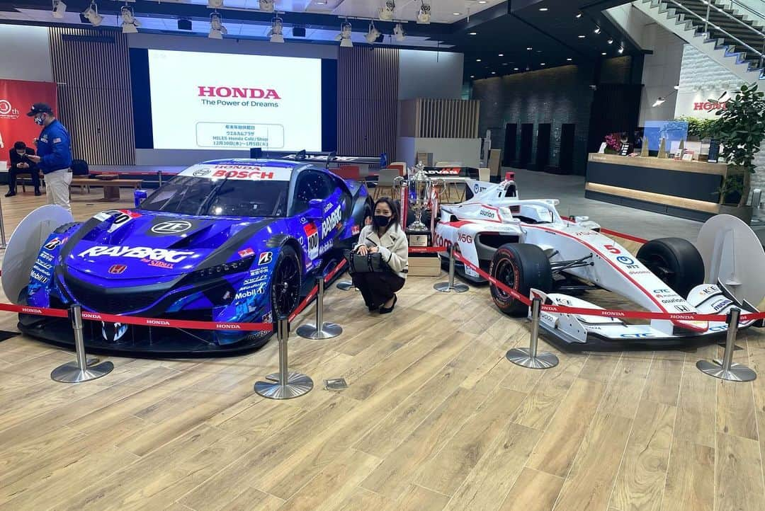 水村リアさんのインスタグラム写真 - (水村リアInstagram)「ありがとうNSX-GT♡  わたしにとってのNSXは 2014年のNSX-GT Concept レースクイーン最後の年に 大好きだった18号車の最後の年から 一番長く一緒に過ごした車両でした🚗  18号車 15号車 64号車 100号車 1号車  GT3を入れれば34号車もだね  この世界に入ってから 色々な仕事をしてきたけど ずっとホンダチームでお世話になっていたから わたしのGTの思い出は全てNSX-GT🤭  わたしにとってNSX-GTといえば 山本尚貴選手😌 NSX-GTが次のCIVICになったら 誰かにとってのCIVICが 山本尚貴選手になりますように。  興味がなかったモータースポーツが大好きになって 今でもここで活動できているのは NSX-GTがいたからかな。 ありがとうございました😌  ⢀⢀✰☽𓂂⢄༶⡱⢀⢀ ✰☽𓂂⢄༶⡱⢀⢀ ✰☽𓂂⢄༶⡱⢀⢀   #NSX #NSXGT #Honda #SUPERGT @shigeyoshi_male photo」11月10日 18時32分 - leah_mizumura