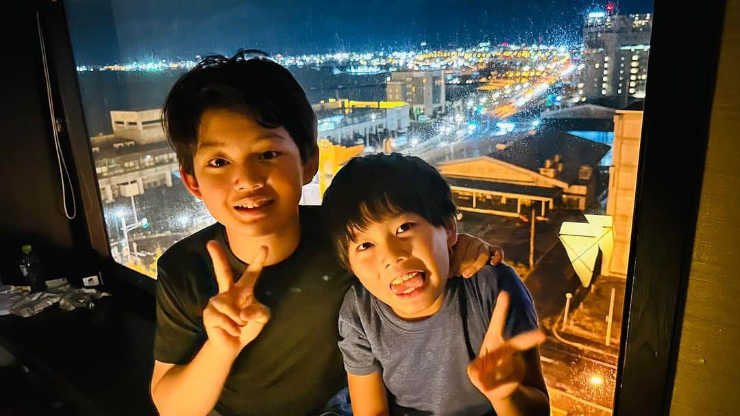 ブラザー4チャンネルのインスタグラム：「函館の夜を満喫中〜☆ ⁡ 埼玉とは全然違う雰囲気で どこ見ても感動です♫ ⁡ 明日の函館は極寒&強風予報なので、 生配信は場合によっては宿泊部屋からお届けします！ ⁡ 函館でおすすめの場所があったら是非教えてください〜♪(๑ᴖ◡ᴖ๑)♪ ⁡ #brother4 #YouTuber #北海道 #函館」