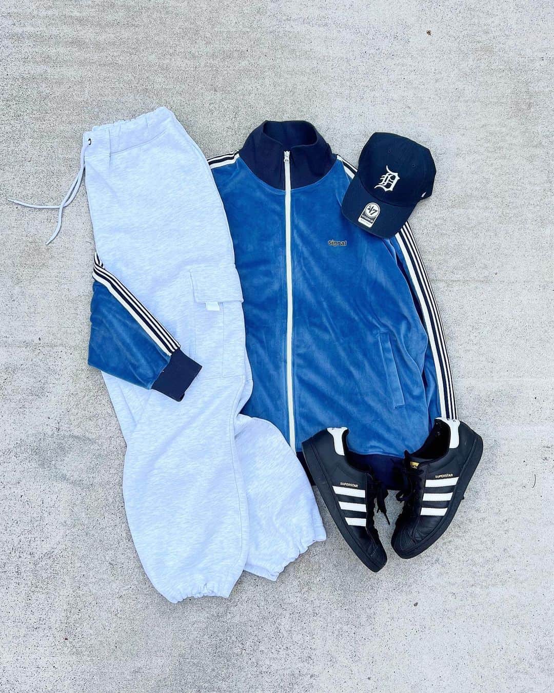 のインスタグラム：「【RECOMMEND ITEM】  ▪︎【SIGNAL SPORTS】ベロアトラックジャケット(971681) 　¥7,920 (tax in)  ———————————————  WEBストアはプロフィールURLからチェック✨ ▶️ @rageblue_official   #RAGEBLUE#レイジブルー #rageblue_women  #fashion#カジュアル #カジュアルコーデ#きれいめコーデ #メンズライク#メンズライクコーデ #メンズライク女子#メンズライクファッション #ユニセックス#秋コーデ#秋服#秋服コーデ #トラックジャケット#トラックジャケットコーデ #スポーツミックス#スポーツMIX #着回し#着回しコーデ」