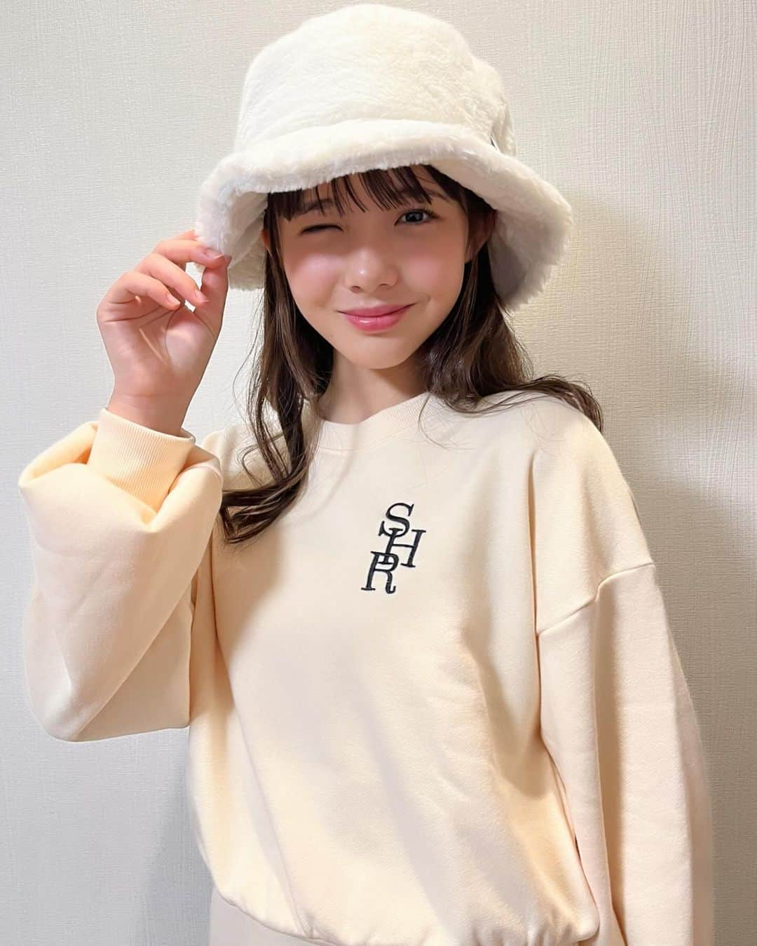 松尾そのまのインスタグラム：「トレーナー生地のセットアップで 大人っぽカジュアルガーリーに✨  小物で雰囲気変えて楽しんでみてねー！  一枚目 トップス: シュリータ スカート : シュリータ 帽子 : ALGY  ２枚目 トップス: シュリータ スカート: シュリータ 帽子: New Era ✖︎ n21 ✖︎ MBL スニーカー: コンバース  #PR #シュリータ #shrita  #大人っぽガーリー #ガーリーコーデ  #ガーリーファッション #中学生ブランド #中学生ファッション  #松尾そのま #13歳 #中1  #avex #avexmanagement #エイベックス」