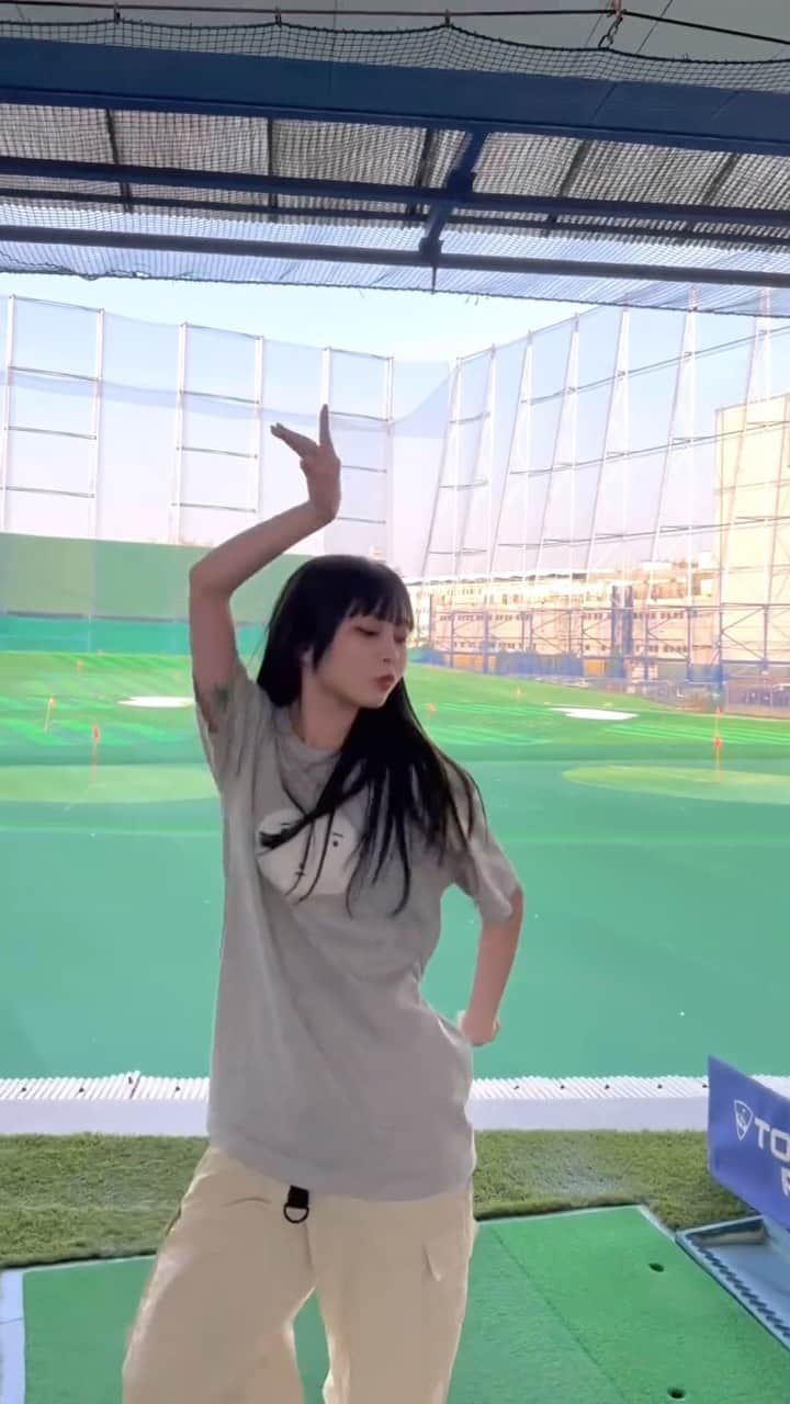 新倉のあのインスタグラム：「すぐ調子に乗って踊りだす女  #ゴルフ #ゴルフ初心者 #ゴルフ女子 #打ちっぱなし #アイドル #idol #偶像 #golf #golfshot #drivingrange #ゴルフスミノエ #大阪 #大阪観光 #住之江 #住之江区」