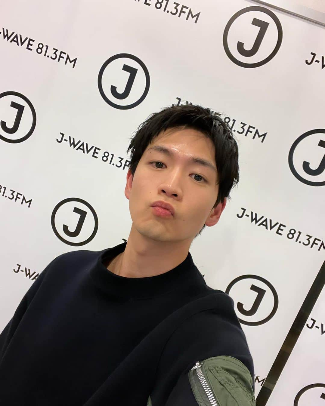 松下洸平のインスタグラム：「今宵もJ-WAVEでお待ちしています🌌 なんと、、 なんと、、 なんと、、 今夜、、 新曲、、 ちょっとだけ、かけます。📻 22:30〜 聴いてね！  @jwave813」