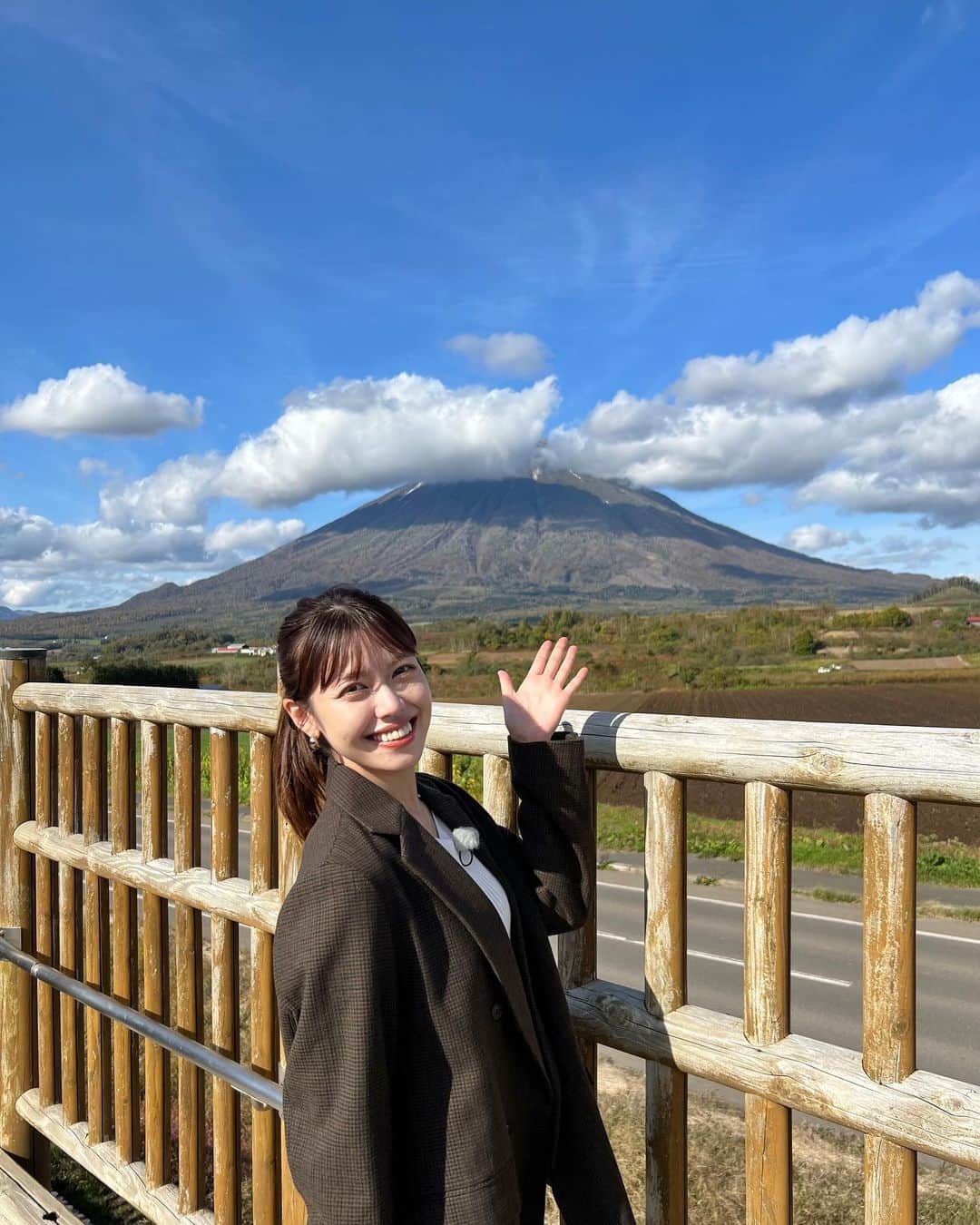 吉田晴香のインスタグラム：「明日の旅コミ北海道は…60分SP💚  クーポンでお得！ 日帰り温泉ドライブ♨️  ちゆみちゃんとニセコエリアを ドライブしてきました☺️🚗  旅コミ北海道は 毎週土曜日18:30〜放送です📺💚  是非ご覧ください😉  #tvh#旅コミ北海道#旅コミ#じゃらん #北海道#ニセコ #hokkaido#niseko#hokkaidolove」