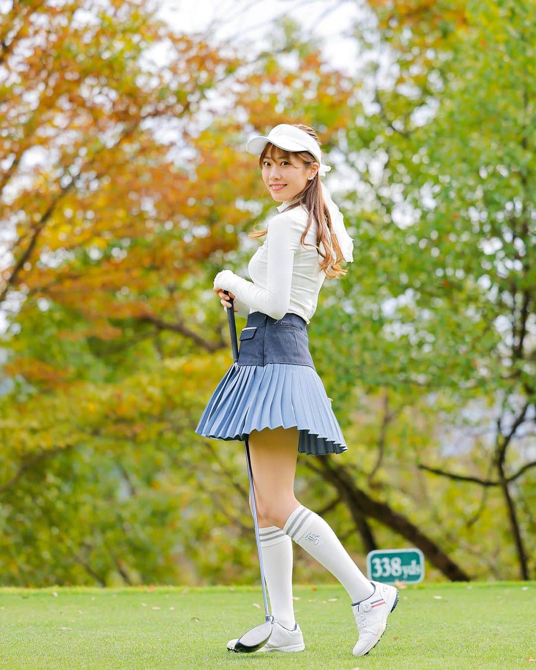 J.JANE JAPANのインスタグラム：「ハートのラインが可愛いプリーツスカート♡  スイングしたときに広がるプリーツが美しく演出されて エレガントで軽やかな印象に💐  年間通して 着られる素材感や色味に仕上げております。  ●Tops Color Ribbon Cooling T-shirt（Blue） ¥28,900  ●Bottoms Heart Shape Pleats Skirt(Denim) ¥29,800  🇯🇵 https://www.j-jane.jp/  ⋱⋰ ⋱⋰ ⋱⋰ ⋱⋰ ⋱⋰ ⋱⋰ ⋱⋰  #韓国ゴルフウェア#ゴルフウェア#ゴルフウェアレディース #可愛いゴルフウェア#j_jane#ゴルフウェアセレクトショップ #人気ゴルフウェア #ゴルフ女子#ゴルフ女子コーデ」