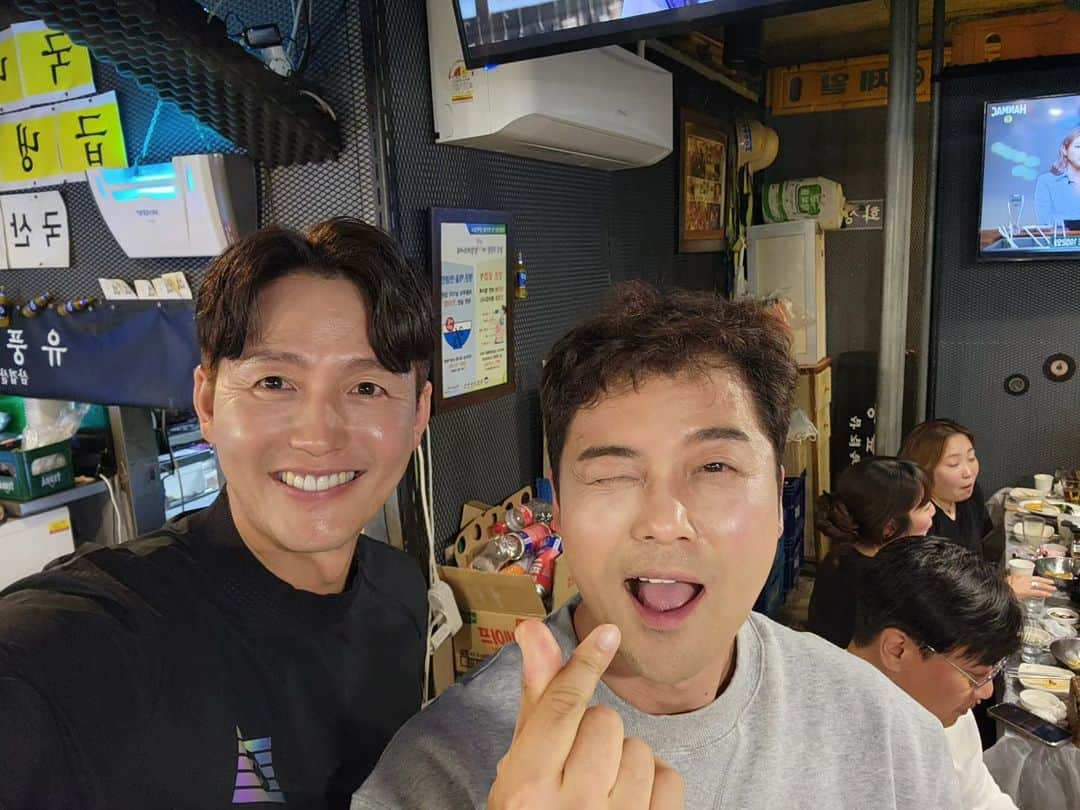 イ・ジョンジンさんのインスタグラム写真 - (イ・ジョンジンInstagram)「오늘밤 8:30분 ENA #지구별로맨스 #전현무 #장예원  많은시청 부탁드립니다^^ #ENA #채널S」11月10日 18時36分 - jung.jin.lee_