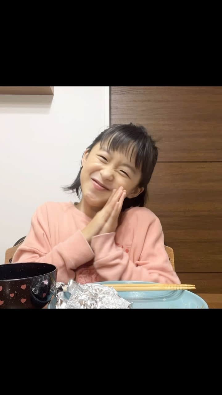 utan0925のインスタグラム：「11/10⑅◡̈* * タイムプラス撮って〜って カメラ意識してちょいちょい変w * 今日は塩麹から揚げとサラダと 野菜スープとご飯でした☺︎♪ 叙々苑ドレッシングあれば 生野菜食べてくれる(*´艸`*) * ドレッシングがつかないように唐揚げは アルミホイルに置いてるしご飯も無理やり のっけちゃったwいかにお皿洗わないで 済むかよね(*´艸`*)映えないワンプレートw *」