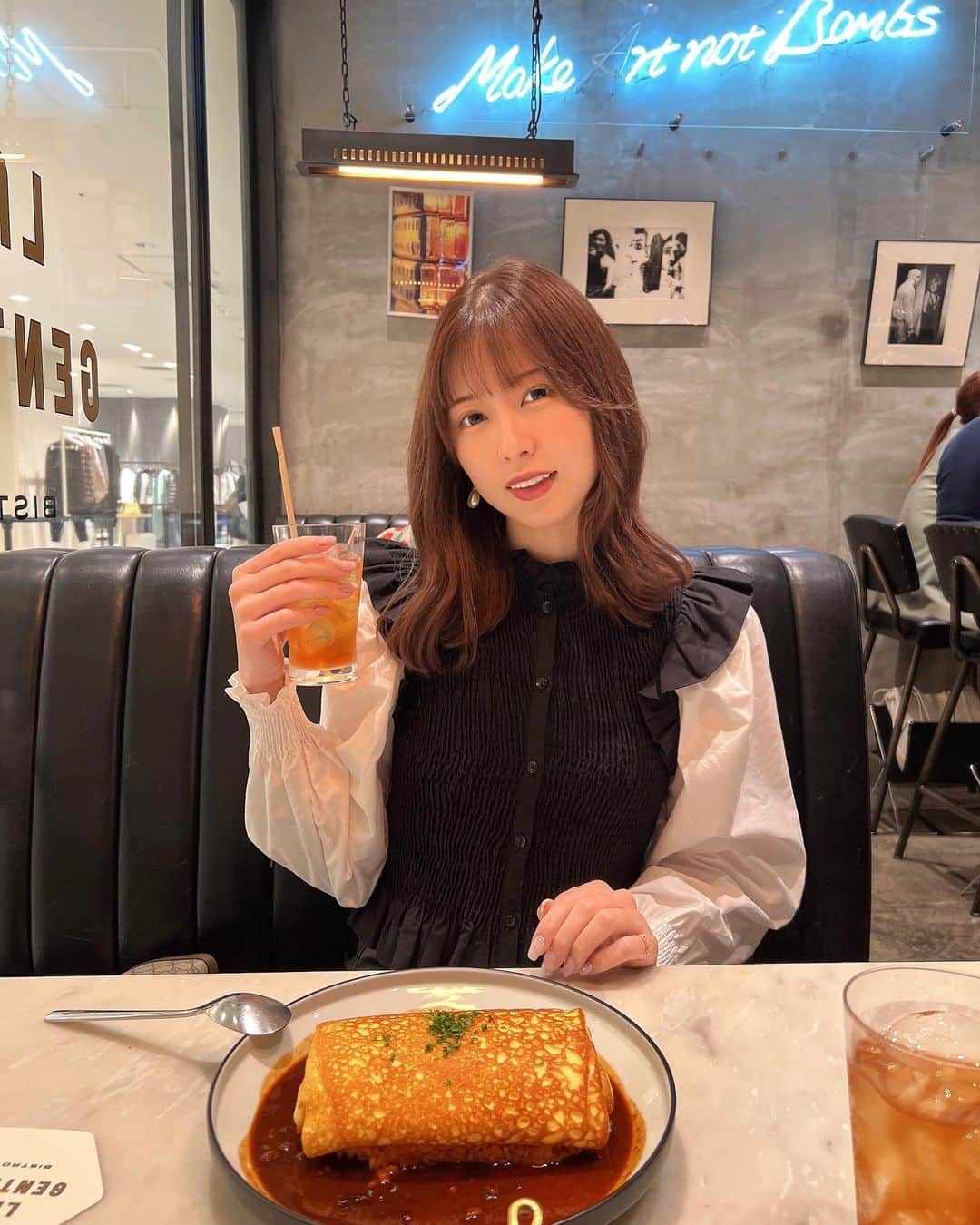 あおいれなのインスタグラム：「美味しすぎるオムライスでした🥹🫶🧡🍽️ みんなのおすすめのオムライス教えて〜〜笑 #ランチ #カフェ #おしゃれ #オムライス」