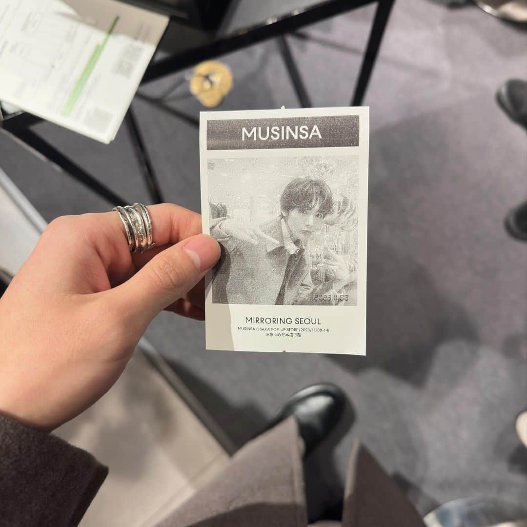 NOA（ノア）さんのインスタグラム写真 - (NOA（ノア）Instagram)「MUSINSA POPUP STORE OSAKAに行ってきました✨店内のディスプレイや試着室が素敵で楽しかったです！ソウルにいる気分になれる😝 レシート機で写真撮るのもオシャレで楽しかったー  🪞MIRRORING SEOUL🪞  @musinsa_japan #mirroringseoul #musinsaosakapopupstore #ムシンサ」11月10日 18時38分 - n_o_a_3_