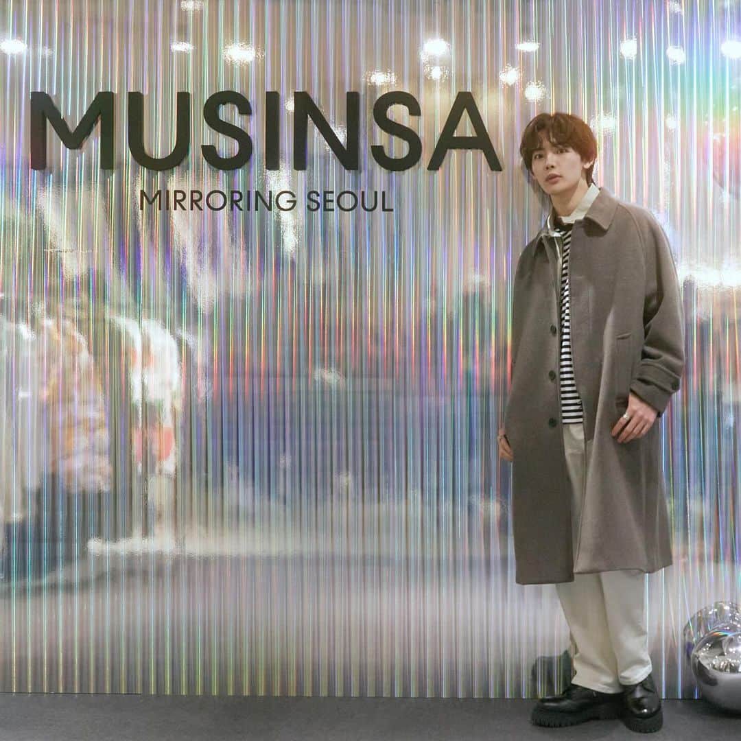 NOA（ノア）のインスタグラム：「MUSINSA POPUP STORE OSAKAに行ってきました✨店内のディスプレイや試着室が素敵で楽しかったです！ソウルにいる気分になれる😝 レシート機で写真撮るのもオシャレで楽しかったー  🪞MIRRORING SEOUL🪞  @musinsa_japan #mirroringseoul #musinsaosakapopupstore #ムシンサ」