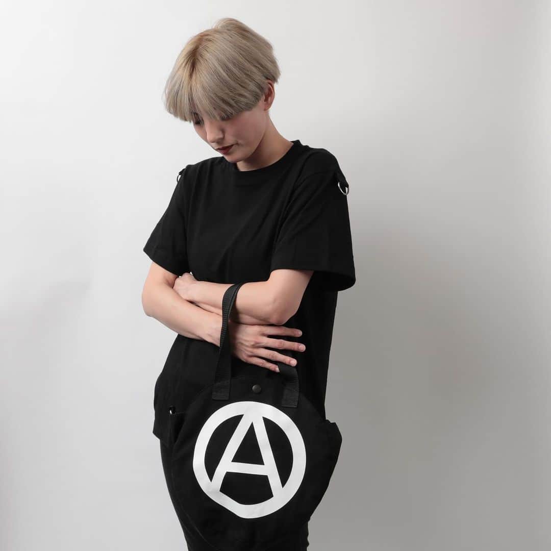 白鳥雪之丞のインスタグラム：「TEARS OF SWAN×RIDDLEMMA-CIRCLE A 2WAY TOTE BAG ¥12.000(tax in)  TOS×RIDDLEMAコラボレーションアイテム第四弾、ブランド定番のサークル型トートにサークルAをプリントした2WAY TOTE BAG、襠幅も広く製作している為、大容量の収納が可能なアイテムです。  オーダー頂いておりますお客様、大変お待たせしました!!来週末から順次発送になります!!  店頭、webshopにて引き続きオーダー受付中ですので宜しくお願い致します!!  https://tears-of-swan.shop-pro.jp/?pid=177225133 (11月中旬発送開始)  @tears_of_swan  #tearsofswan  @riddlemma  #riddlemma  #totebag  #2waybag  #circlea」