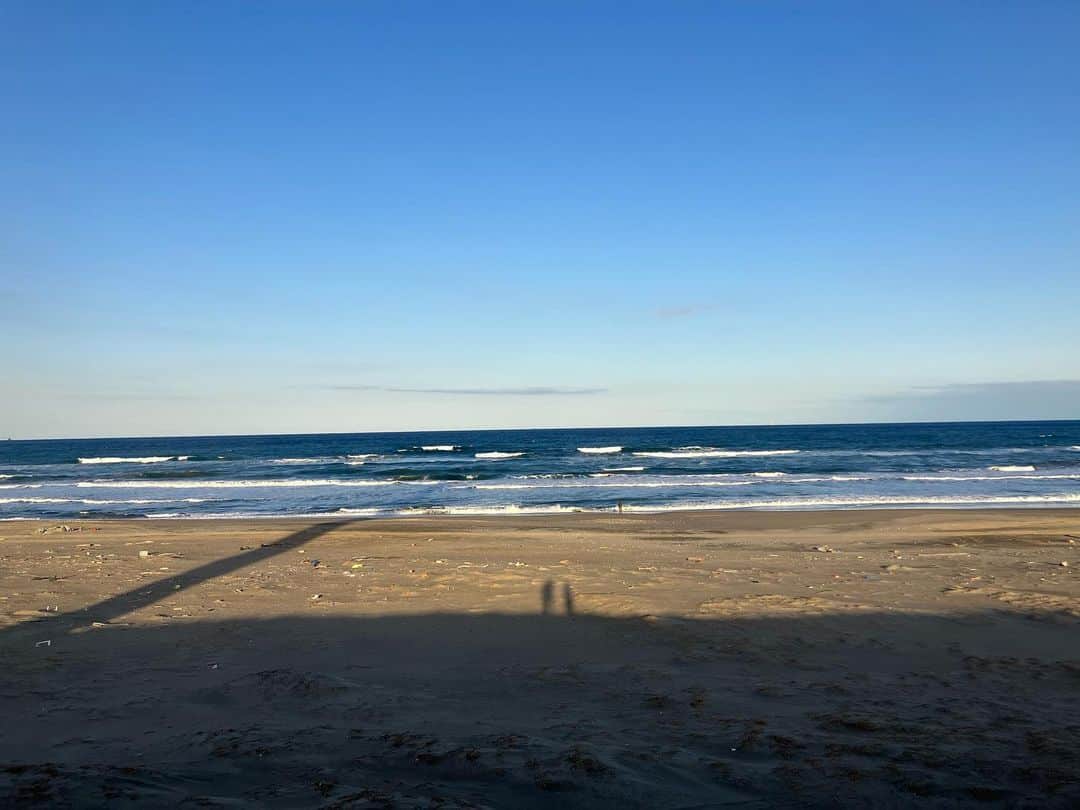 猪塚健太のインスタグラム：「.  #つんドル  絶賛公開中！  砂浜に浮かぶ安希子と浩介の2人の影がエモすぎて写真に納めました。 まだまだみなさま楽しんでくださいね📷」