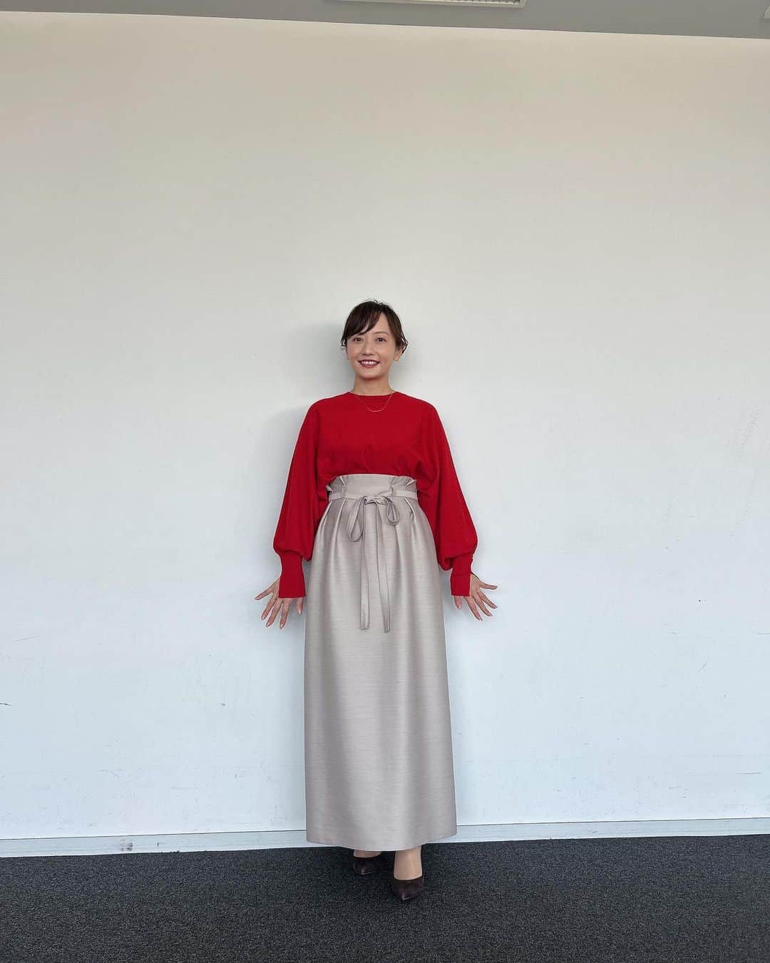 島本真衣のインスタグラム：「秋冬に着る赤、大好きです❤️  #衣装 #ニットトップス #スカート @martinique_tokyo   #イヤーカフ #ネックレス @unknown.japan   #リング @flynk_official   #パンプス @kanematsu_official」