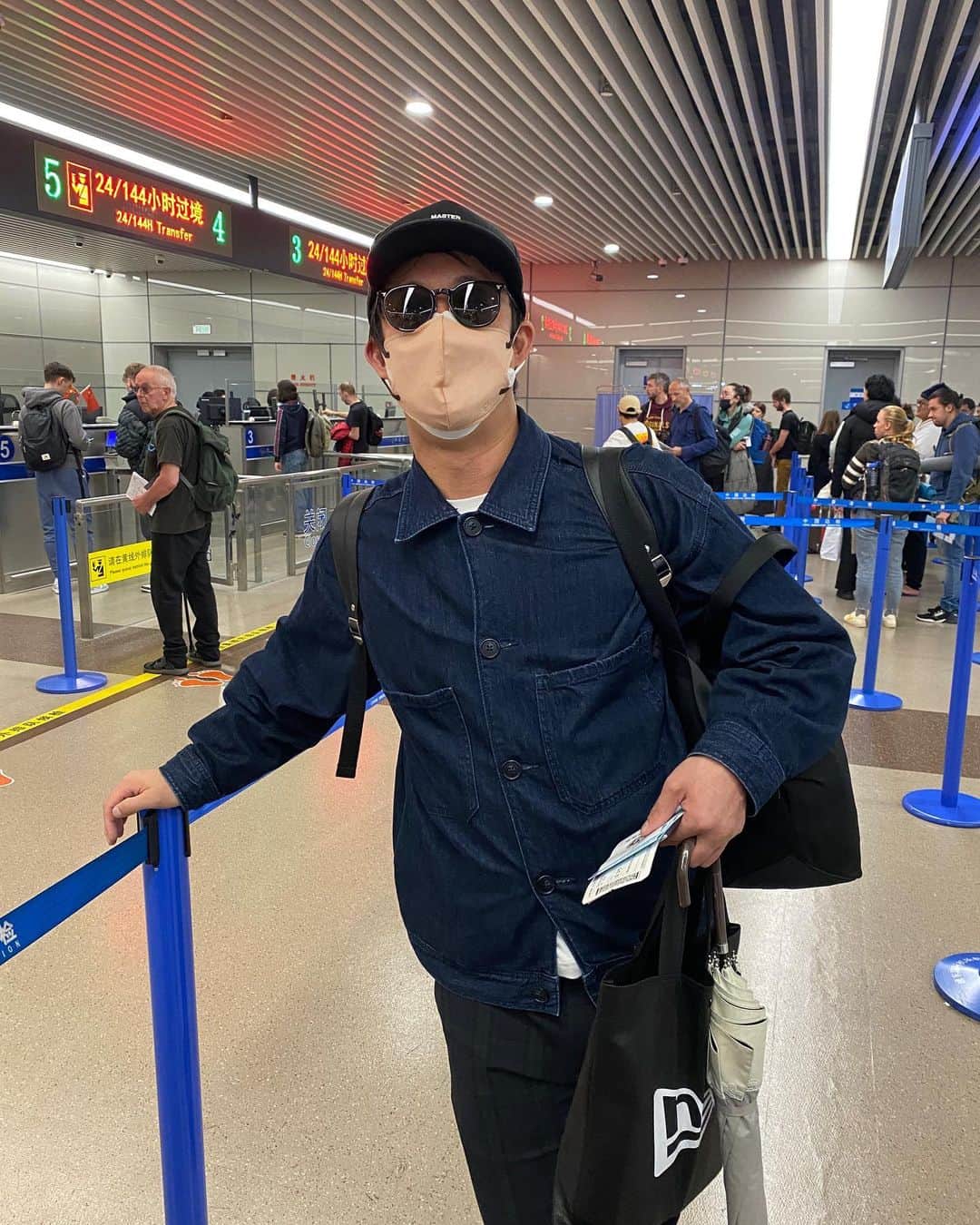 佐藤太一郎さんのインスタグラム写真 - (佐藤太一郎Instagram)「上海に到着。 この人中国では有名人なんかな？」11月10日 18時42分 - satotaichiro_shinkigeki