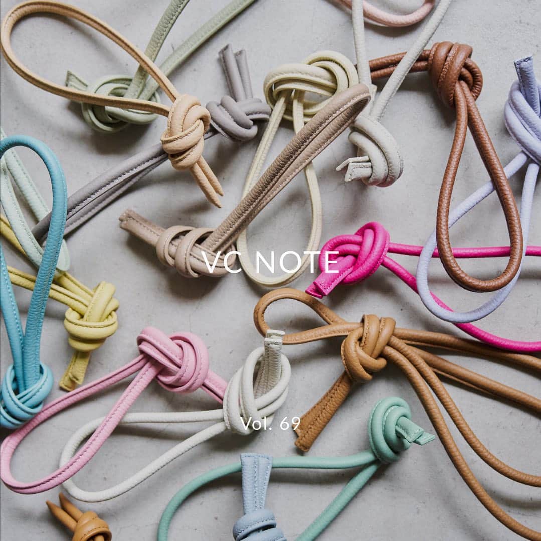 のインスタグラム：「VASIC NOTE Vol.69を公開しました。  今回はホリデーアイテムと青山店で開催中のイベント"Color me your color"についてご紹介しています。 ぜひご覧ください。  - VASIC NOTEはVASICウェブサイト内ニュースページよりご覧いただけます -  #vasic #vasicnote #vcnote #vol69 #newcollection #popup #vasic_aoyama #5thanniversary #ヴァジック #musthavebags #baglover  #vasicnews」
