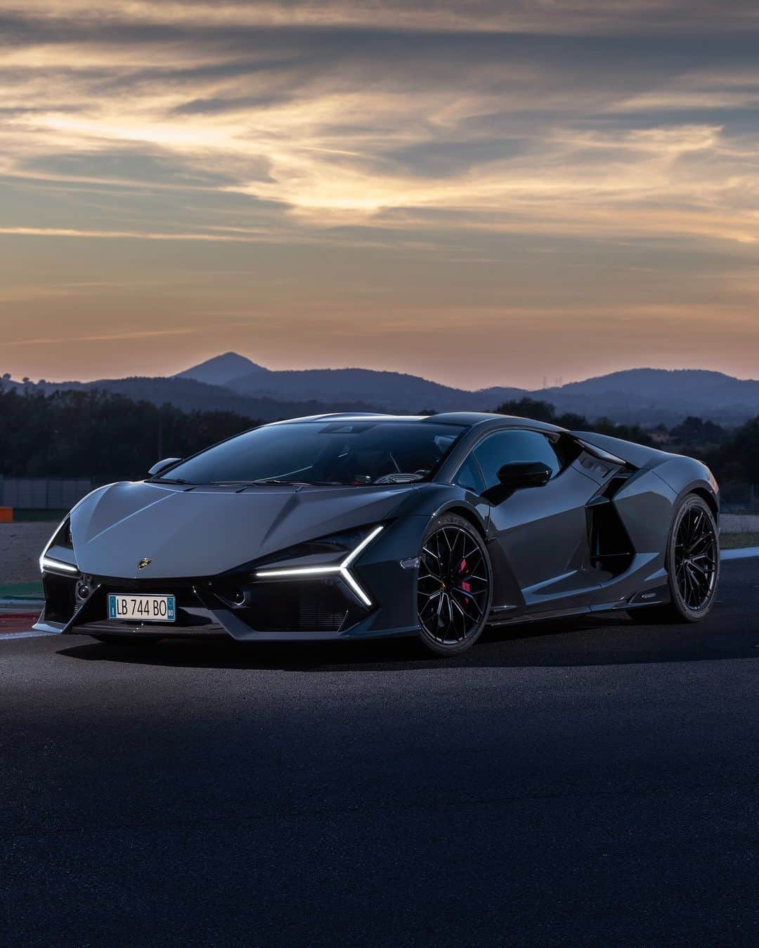 のインスタグラム：「What happens when thunder and lightning sculpt a masterpiece? Lamborghini Revuelto.  #Lamborghini #Revuelto #FromNowOn __ The vehicle is not yet offered for sale and is therefore not subject to Directive 1999/94/EC. The fuel consumption and emissions data is in the type approval stage」