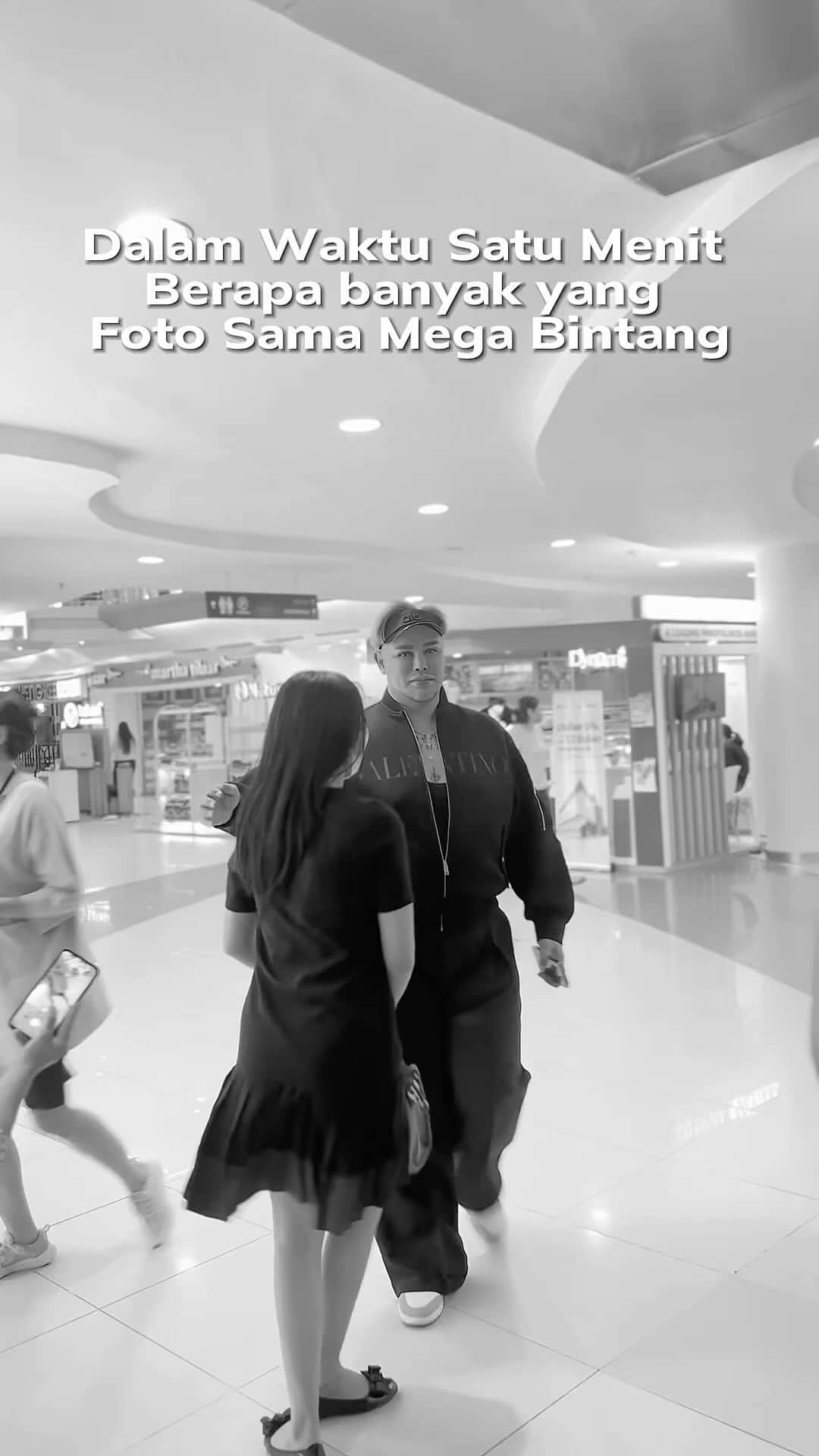 Ivan Gunawanのインスタグラム：「Ternyata orang orang  Ter tarik  photo  sama  aku  yahh 😂😂😂 aku  terkenal ?? Iyah ??? Apa  yah  alasan  orang  itu  mau  foto  sama  aku ??」