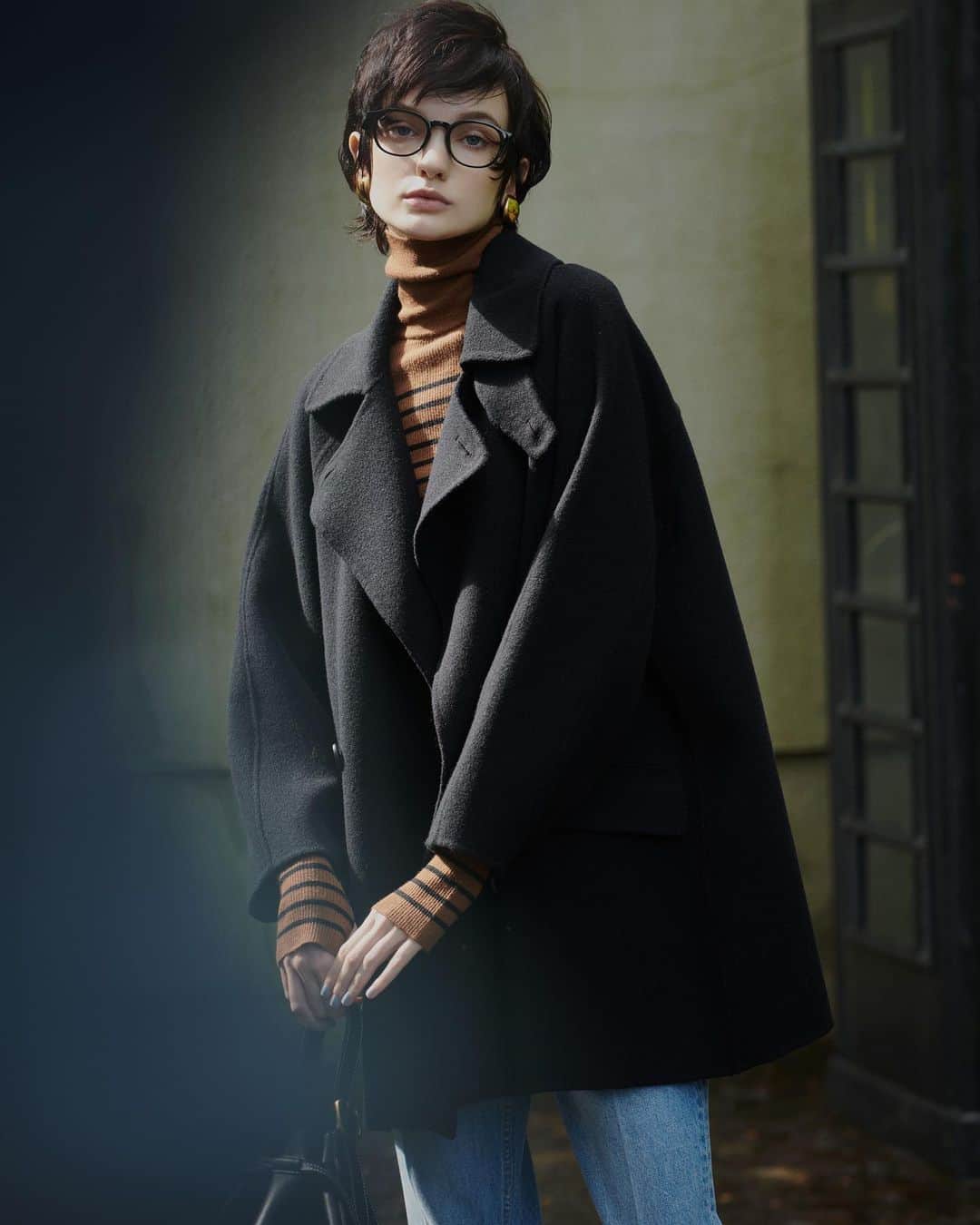 milaowen_officialのインスタグラム：「- 23' OUTER COLLECTION  衿ストラップハーフ丈リバーPコート 26,400yen  定番人気のハーフ丈コートの今季バージョンは、チンストラップデザインのリバーコート。 上質なウールモッサを使用し、ゆったりとしたサイジングで中にも着込みやすいデザインです。大きな衿もポイント。  Coat 26,400yen Knit tops 8,470yen Pants 9,680yen Glasses 4,950yen Earrings 5,940yen Bag 14,960yen Shoes 13,970yen (all tax in)  #milaowen #winter #coat #fashion #basic」