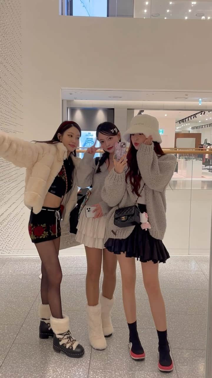 ᴅᴏᴜʙʟᴇsᴏᴜᴘのインスタグラム：「의도치않은 트윈룩👯‍♀️🤍🖤」