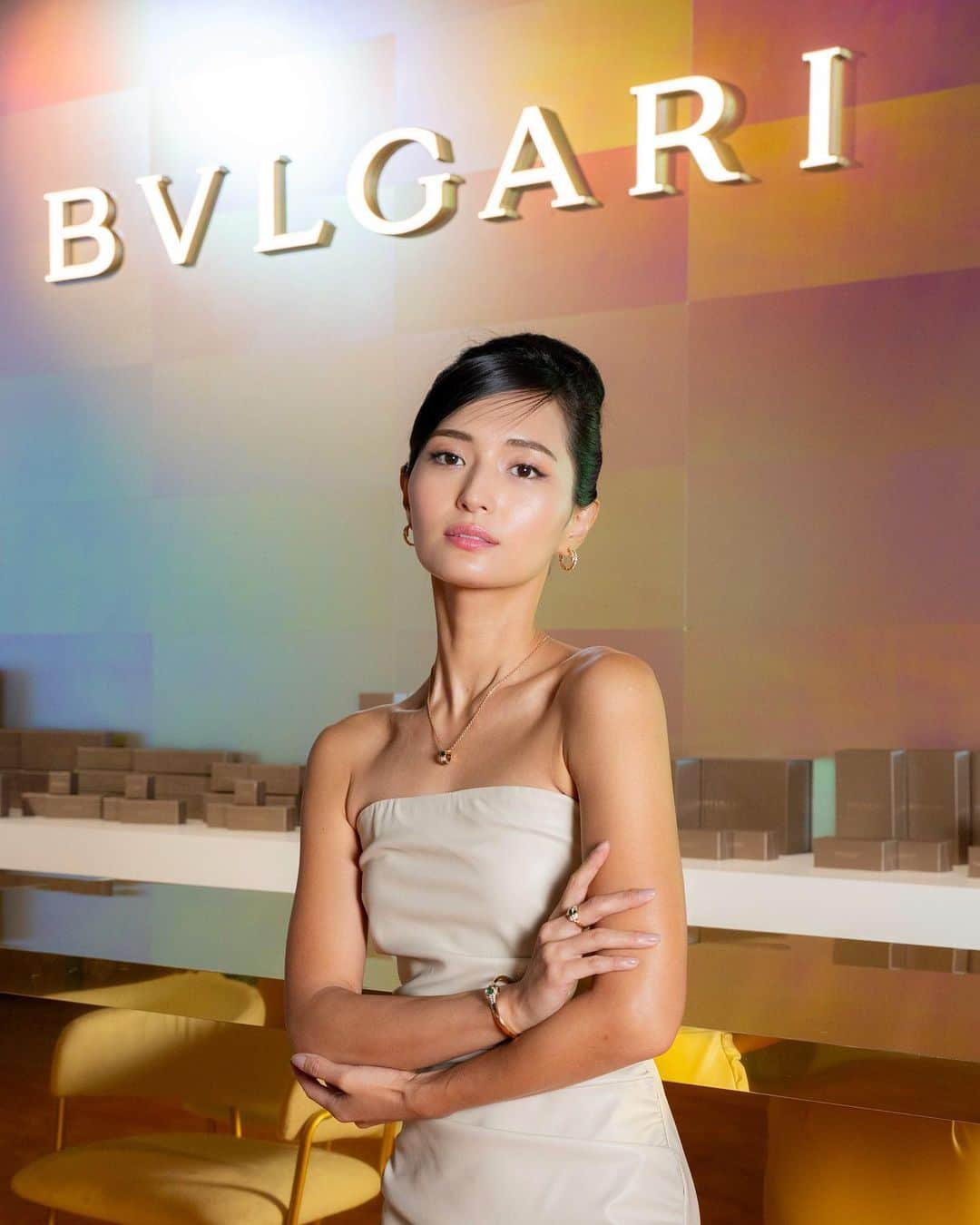 山賀琴子のインスタグラム：「@bulgari   ブルガリのアイコンである「セルペンティ」 75周年を記念した"時を超えて紡がれる無限のストーリー展"  貴重なハイジュエリーやアーカイブピース、アートを見ることができてとても贅沢な時間でした。 ブルガリジュエリーの美学を肌で感じられるこの素敵な空間は11月26日まで開催されています✨  ブルガリ公式LINEから来場予約ができるので皆さんぜひ足を運ばれてみてください🐍  #Bulgari #BulgariJewelry #Serpenti #Serpenti75 #PR」