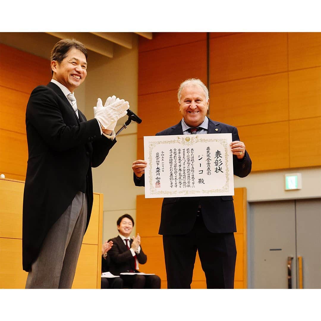 鹿島アントラーズさんのインスタグラム写真 - (鹿島アントラーズInstagram)「ジーコCAが茨城県民栄誉賞を受賞！  本日、茨城県庁で開催された表彰式に出席した後、大井川和彦県知事との対談と講演会を行いました。  ジーコCAは選手を引退した1994年に内閣総理大臣顕彰、そして鹿島町（当時）の名誉町民証も受賞しています。当時の写真とあわせて、今日の様子をお届けします。  ジーコCA、おめでとうございます！  #鹿島アントラーズ #kashimaantlers #ジーコ #zico」11月10日 18時49分 - kashima.antlers