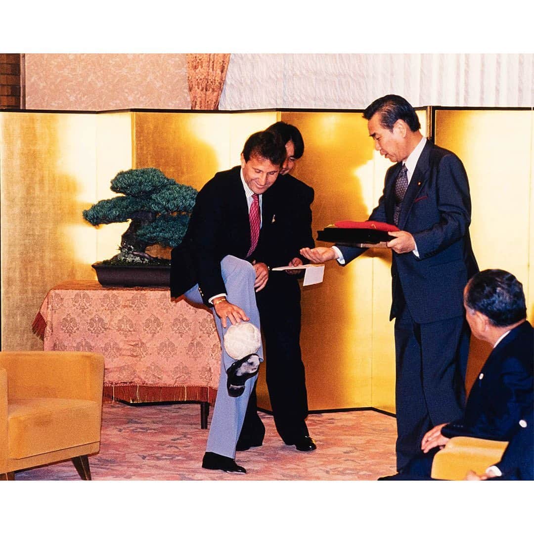 鹿島アントラーズさんのインスタグラム写真 - (鹿島アントラーズInstagram)「ジーコCAが茨城県民栄誉賞を受賞！  本日、茨城県庁で開催された表彰式に出席した後、大井川和彦県知事との対談と講演会を行いました。  ジーコCAは選手を引退した1994年に内閣総理大臣顕彰、そして鹿島町（当時）の名誉町民証も受賞しています。当時の写真とあわせて、今日の様子をお届けします。  ジーコCA、おめでとうございます！  #鹿島アントラーズ #kashimaantlers #ジーコ #zico」11月10日 18時49分 - kashima.antlers