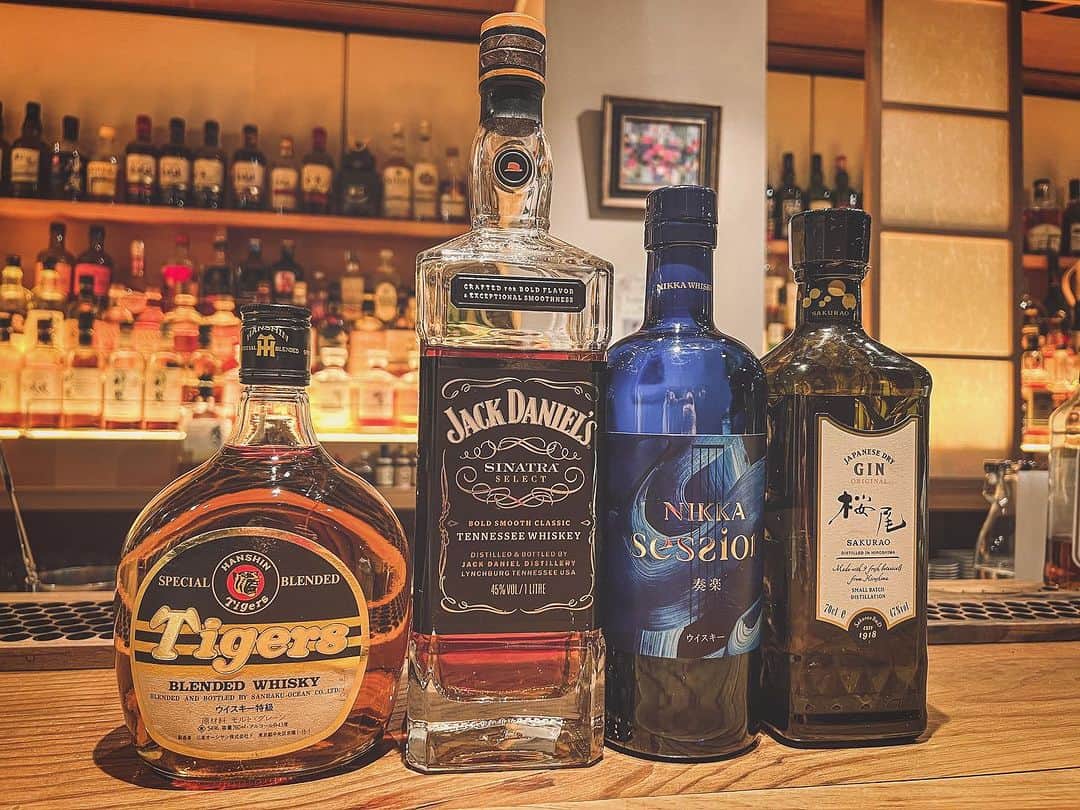 のインスタグラム：「【あと2日後🗓recommendドリンクのお知らせです🥃】  🐅Tigers Special Blended ¥ASK ▶︎ 1989年以前に発売されていた激レアウイスキーを優勝記念に特別に開封…！  ⭐️JACK DANIEL’S SINATRA SELECT ¥3,300 ▶︎シナトラが愛したジャックダニエルで生誕100周年記念ボトル🎙  ⭐️NIKKA SESSION ¥1,320 ▶︎キーモルト"余市"スコットランド🏴󠁧󠁢󠁳󠁣󠁴󠁿と日本🇯🇵のモルトのセッション  ⭐️Japanese craft JIN “桜尾” ジントニック ¥990 ▶︎梶がハマってるジントニック🍸  どれも飲みたいお酒ばかり😳 birthday盛り上がりましょう🎉  *~*~*~*~*~*~*~*~*~*~  KAJI YUKIKO BIRTHDAY LIVE 2023 “Whisky Soda”開催決定！   2023/11/12   会場 : rutin the bar valine   時間 : open 12:00 start 13:00 料金 : ADV ¥3,500 DOOR ¥4,000（1drink別）   First stage Pf.廣瀬武雄 Second stage Gt.松本京介 Special guest Sax.久保誠   ※開演前は”るちんのお昼ごはん”¥1,280をお楽しみ頂けます。 終演後”そば居酒屋るちん”のレギュラーメニューを召し上がっていただける ミニパーティを開催します！お時間許しましたら、是非ご参加下さい！  ご予約🎁こちらから https://www.yukikokaji.com/contact/」