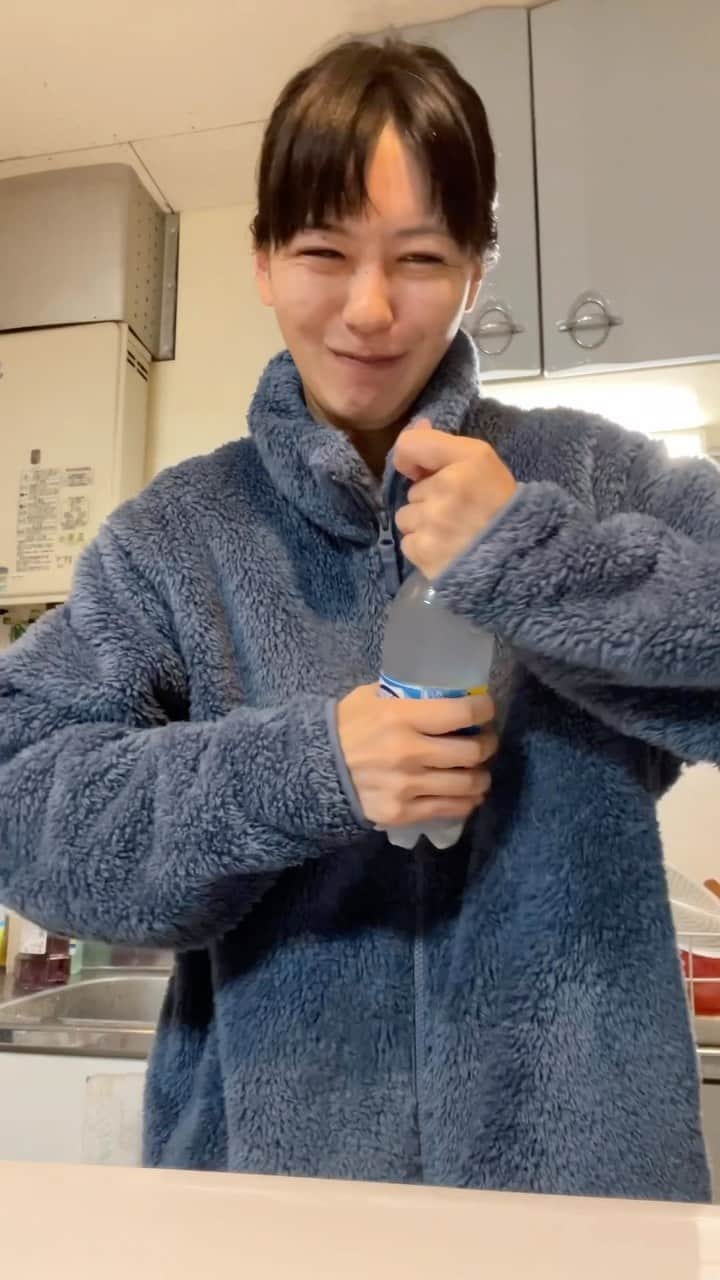 瀬戸かほのインスタグラム：「冷たいペットボトルのキャップ開かない」