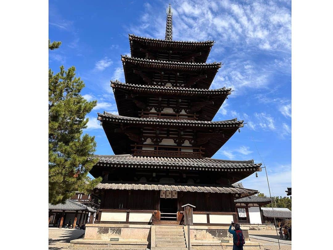 新保友映さんのインスタグラム写真 - (新保友映Instagram)「奈良旅 つづき 法隆寺  私たちが行ったその前日から、 夢殿の特別開扉期間に入り、御本本尊の救世観音像を拝むことができて感激でした… 係の方が、こっちから写真撮ると良いよ、とか、この期間に来られて良かったねぇ、など優しく話しかけて下さってそれも嬉しかった🍀 たぶん、夢殿特別開扉の喜びが顔に出ていたのだと思います😆  さらに、月曜日だったので、一般の観光客よりも、修学旅行生が多かったのも、素敵な思い出🎒  #法隆寺 #救世観音 #国宝 #奈良 #いざいざ奈良 #奈良旅 #奈良旅行  #斑鳩 #nara #horyuji  #horyujitemple」11月10日 18時49分 - tomoemoe0520