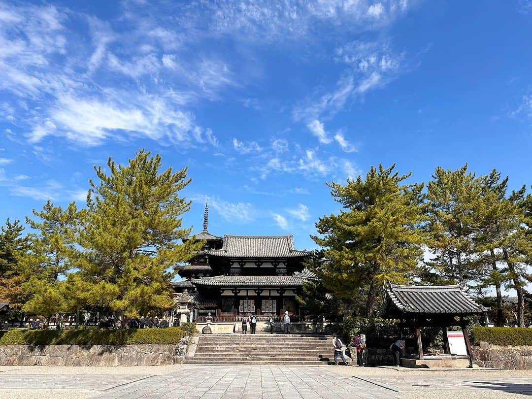 新保友映さんのインスタグラム写真 - (新保友映Instagram)「奈良旅 つづき 法隆寺  私たちが行ったその前日から、 夢殿の特別開扉期間に入り、御本本尊の救世観音像を拝むことができて感激でした… 係の方が、こっちから写真撮ると良いよ、とか、この期間に来られて良かったねぇ、など優しく話しかけて下さってそれも嬉しかった🍀 たぶん、夢殿特別開扉の喜びが顔に出ていたのだと思います😆  さらに、月曜日だったので、一般の観光客よりも、修学旅行生が多かったのも、素敵な思い出🎒  #法隆寺 #救世観音 #国宝 #奈良 #いざいざ奈良 #奈良旅 #奈良旅行  #斑鳩 #nara #horyuji  #horyujitemple」11月10日 18時49分 - tomoemoe0520