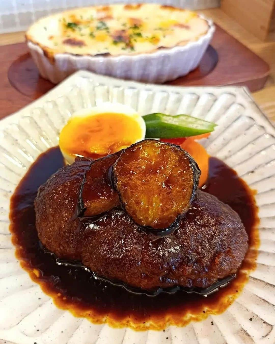 ナゴレコのインスタグラム：「📍「Kitchen Ripple」 ･････････････････････････････････････････  選べるメインが嬉しい！洋食屋さんの贅沢ランチをご紹介✨  一宮にある「Kitchen Ripple」さんではハンバーグやエビフライなど王道の洋食メニューが楽しめます🍴  そして、ランチタイムにはメインが選べる贅沢なランチセットが必見👀 メインを2品選べるので、その日の気分に合わせた組み合わせを楽しむことができます✨  ふっくらハンバーグにはたっぷりのデミソースがかかっていて食欲がそそられる〜🔥 アツアツのグラタンもこれからの寒い時期にピッタリの洋食メニューですね！  前菜の盛り合わせも付いてくるので、大満足のランチタイムが過ごせること間違いなし💯 週末のご褒美ランチにもぴったり！みんなもぜひ行ってみてね💕  ┈┈┈┈┈┈┈┈┈┈┈┈┈┈┈┈┈┈┈  🍤名古屋のローカルグルメメディア【ナゴレコ】🍤  名古屋人がレコメンドする本当に美味しい名古屋めし🥢 これさえフォローしておけば、街の流行りがきっとわかる◎ 100名以上の編集部で作り上げる、名古屋エリア最大規模のグルメメディアです📝  他の投稿はこちらから👉 @nagoya_food  ┈┈┈┈┈┈┈┈┈┈┈┈┈┈┈┈┈┈┈  素敵な投稿にタグ付けしていただきありがとうございます✨  #ナゴレコ で、あなたの投稿をリポスト！ webサイト「ナゴレコ」もチェックしてね👀 ･････････････････････････････････････････  ☞ photo by （ @kitanagoya.y ）さん  ガッツリ男飯と愛知グルメは @kitanagoya.y 見てね✌️  定期的に食べたくなる大好きな洋食屋さん🎶 一宮ICそばにある人気店 キッチンリップル さん 詳しくは👉 @kitchen_ripple  ランチ時は予約してないと 早めに着いて車停めれても食べれない可能性も... ※事前のご予約を強くオススメします☺️  基本予約しないで行ってますが 無事にカウンター席空いてて良かった🤣💦  ワンプレートのも美味しそうだけど いつもの選べるランチ ◎ハンバーグ ＆ ◎マカロニグラタン をチョイス☝️  あ ご飯大盛りで✋  店内は予約のお客さんであっという間に満員💦 やっぱ人気だなぁと思ってると  キターーーっ🙌🙌🙌 まずは前菜盛り合せ 爽やかな色味がたまらないし どれも美味しそう🤤 オムレツとカルパッチョ美味しい😋  食欲のエンジンがかかってきたとこでキタキタ✨ ハンバーーーーグっ!!!!!!! からのグラタン😍😍😍 大好きな2大巨頭❤️  この王道の洋食ハンバーグがイイ✨ お肉とデミソースの相性もお味の塩梅も最高😋 ご飯が止まらない😍 しっかりお替りも🍚  グラタンは初めて頼んだけど ベシャメルが好きな感じでほうれん草もタップリで美味しい〜〜😻 幸せ😌  そして何気に好きなのがお味噌汁 いつもホッとするお味で大好き😋  キッチンリップルさん美味しい料理ご馳走様でした🙏」