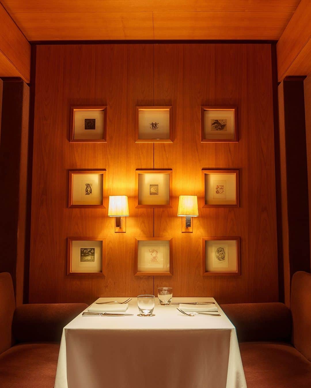 Park Hyatt Tokyo / パーク ハイアット東京さんのインスタグラム写真 - (Park Hyatt Tokyo / パーク ハイアット東京Instagram)「Girandole has some seats ideal for those who would like some solitary time during their meal or to enjoy it with a small group of friends, family or business associates. Bon appétit!  ジランドールにはプライベート感が心地よいお席も。おひとりでゆっくり食事をしたり、友人やご家族と静かなひとときを過ごすのにもおすすめです。  Share your own images with us by tagging @parkhyatttokyo —————————————————————  #parkhyatttokyo #luxuryispersonal #parkhyatt #hyatt #girandole #diningexperience #chefdecuisine #kojirotsutsumi #frenchbrasserie #パークハイアット東京  #ジランドール #ダイニング #ホテルディナー #フレンチブラッセリー  @chef_thibault_chiumenti」11月10日 18時50分 - parkhyatttokyo