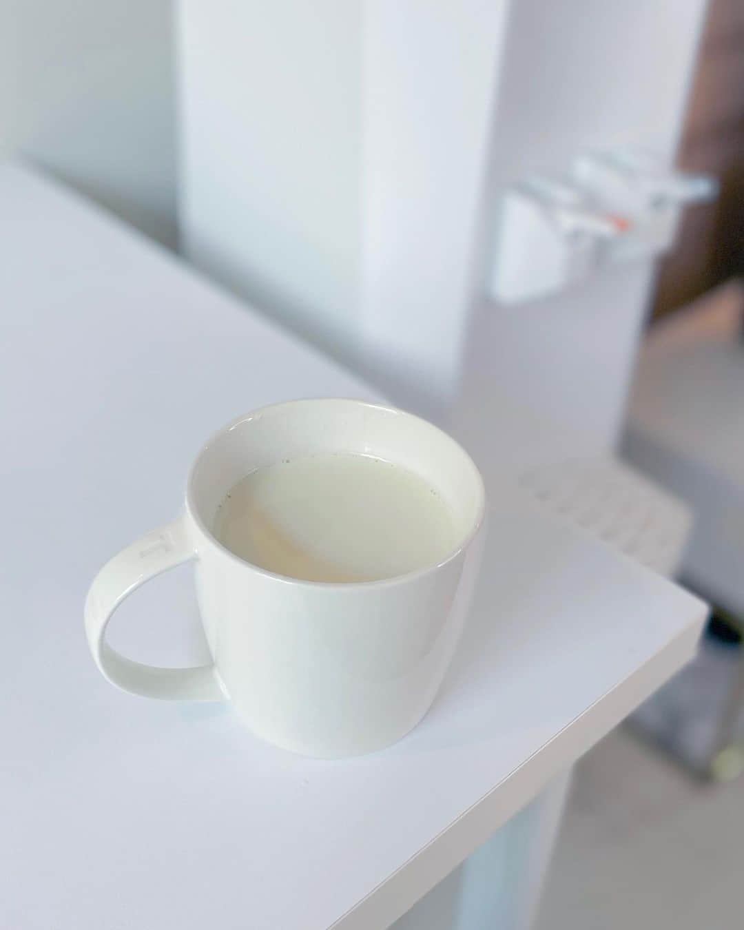 クリクラ【公式】さんのインスタグラム写真 - (クリクラ【公式】Instagram)「【緑茶ロイヤルミルクティー🍵】  クリクラのお湯で作る！ 緑茶のほろ苦さと ミルクの甘みがピッタリの 緑茶ロイヤルミルクティー🍵✨  レシピを3枚目に載せているので 是非作ってみてくださいね✨  𓈒 𓏸 𓐍  𓂃 𓈒𓏸 𓂃◌𓈒𓐍 𓈒𓈒 𓏸 𓐍  𓂃 𓈒𓏸 𓂃◌𓈒𓐍 𓈒 「安心・安全なお水」をお届けするクリクラ🫧 @crecla.official 𓈒 𓏸 𓐍  𓂃 𓈒𓏸 𓂃◌𓈒𓐍 𓈒𓈒 𓏸 𓐍  𓂃 𓈒𓏸 𓂃◌𓈒𓐍 𓈒  #クリクラ #ウォーターサーバー #ウォーターサーバーのある生活 #ウォーターサーバーのある暮らし #ウォーターサーバー検討中 #ウォーターサーバーデビュー #ウォーターサーバーのある風景 #水を飲む #RO水 #水 #時短レシピ #簡単レシピ #節約レシピ #透明感 #透明感のある世界  #おうちレシピ #手作りレシピ #緑茶 #緑茶好き #緑茶 #ミルクティー #ミルクティー好き #お茶 #お茶のある暮らし #お茶好き #おうちカフェ #リラックスタイム #グリーンティー」11月10日 18時50分 - crecla.official