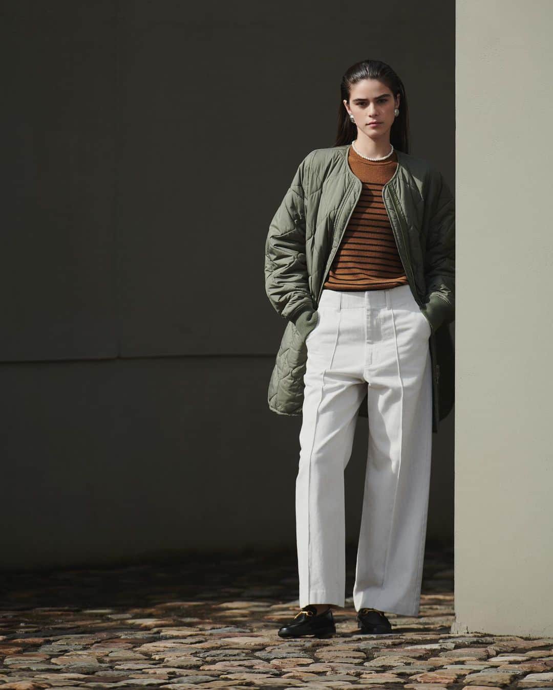 milaowen_officialのインスタグラム：「- 23' OUTER COLLECTION  リバーシブルキルティングコート 20,900yen  表情豊かなキルティングとベーシックな無地を、リバーシブルで楽しめるアウターです。今季は、中に着込みやすいオーバーサイズにバージョンアップ。 ディテールに、ミリタリーの要素もプラスしました。  Coat 20,900yen Knit tops 7,920yen Pants 10,450yen Earrings 5,940yen Necklace 4,950yen Shoes 14,960yen (all tax in)  #milaowen #winter #coat #fashion #basic」