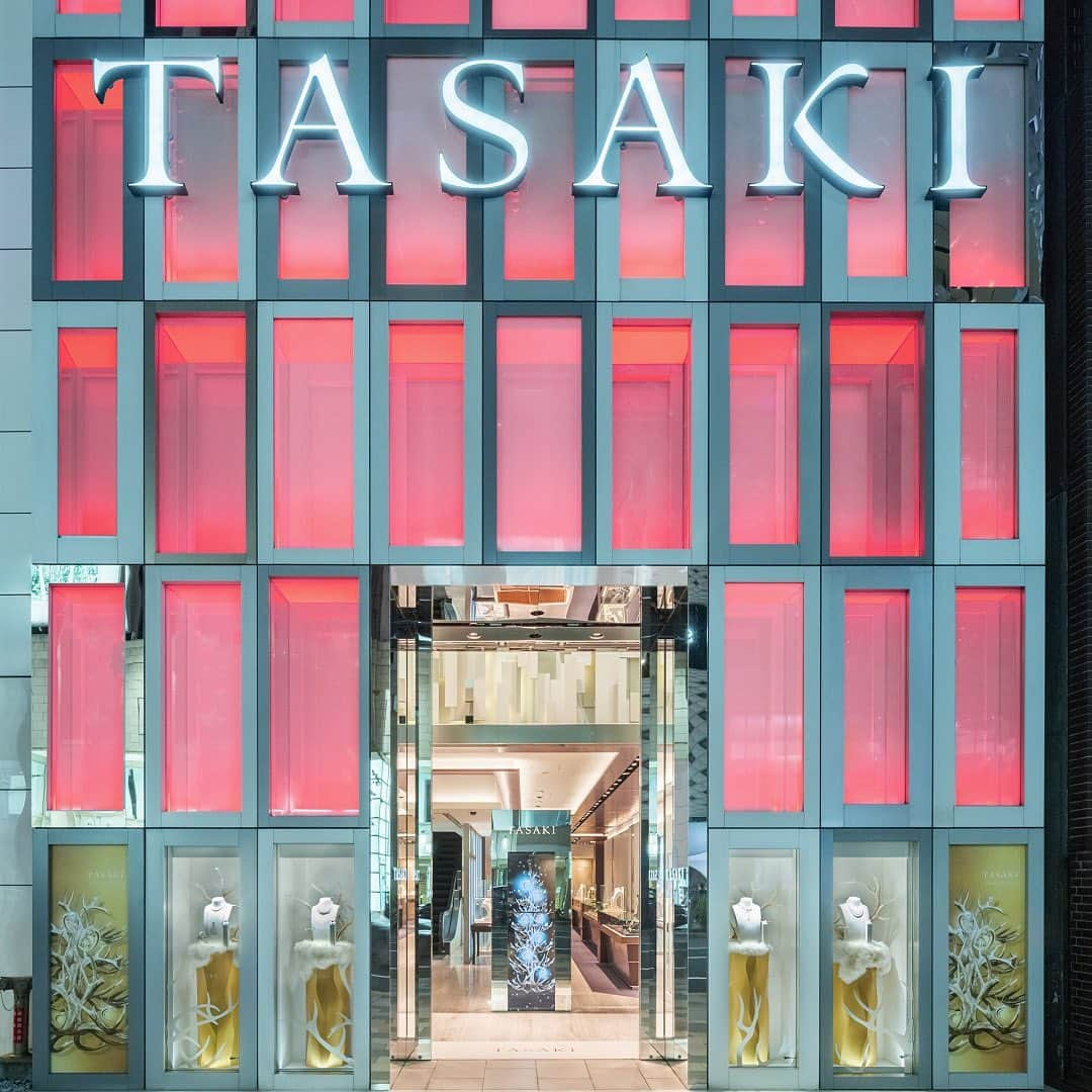 TASAKIのインスタグラム：「Our TASAKI Ginza Flagship Store’s front is adorned in festive holiday red, transforming Ginza into a winter wonderland. The ‘danger horn’ pieces infuse vibrant colours into the holiday season, creating a festive and joyous atmosphere. Come experience the season’s enchantment at our Ginza Flagship Store, where a warm welcome awaits you!  TASAKI 銀座本店のホリデーカラーのレッドに染め上げたファサード装飾は、冬の銀座の風物詩。 この季節を彩る「danger horn」は、シャープな表情のなかにも柔らかなムードが漂う新作。 ホリデーシーズンにふさわしい温もりに満ちた銀座本店でみなさまをお待ちしております。  #TASAKI #Holiday #TASAKIdanger」