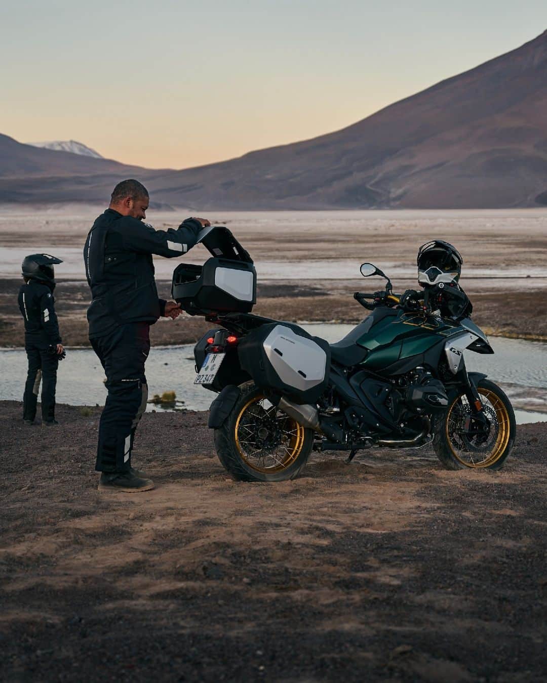 BMW Motorrad Japanのインスタグラム：「新型R 1300 GSでは、集中ロックシステムや荷室内の照明を装備した新しいヴァリオ・ラゲッジシステムをオプションでご用意しています。  さらに使いやすく進化したラゲッジシステムなら、ソロツーリングでもタンデムでのツーリングでも、必要な荷物はすべて収納することができます。  R 1300 GSでは、車体とともにオプション装備も大幅に進化しています。  #MakeLifeARide #SpiritOfGS #R1300GS #BMWMotorrad #BMWモトラッド #駆けぬける歓び」