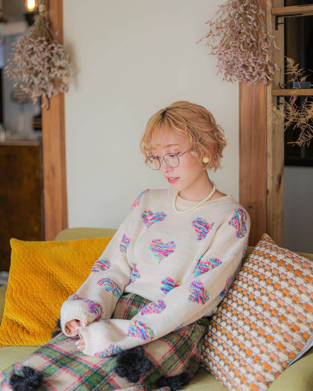 くまみきのインスタグラム：「クイズ🥸もじゃを探せ🐶  ハッピーな秋冬コーデ撮影してたらもじゃが紛れ込みました🤣みんなは見つけ出せるかな🤭？  🐶 🐶 🐶  SHEINさんからみんなで使えるクーポンコード頂きました✨ 【BFPJP288】 お買い上げ金額1～5,999円まではセール価格より15%OFF、6,000円以上は20%OFFが適用されるよ！ぜひ使ってね～🧡使えるのは12月31日までだよっ✌️  私がきてるのはこれ💕 SHEIN Qutie ドロップショルダー ハートパターン セーター カラー:アプリコット サイズ:S 商品ID:3138165  格子縞パターン ポンポン ディテール Aラインスカート サイズ:S 商品ID:23233809  YouTubeでは秋冬にピッタリなアイテム15点どどんと紹介してるのでお買い物の参考にしてみてね✨  試すたび、好きが見つかる。届くたび、好きが増えてく。 @shein_japan  #SHEIN1111sale #SHEINGoodFinds #SHEINforAll #loveshein #ad #saveinstyle #155cm #44kg #骨格ウェーブ #秋コーデ #冬コーデ #秋冬コーデ#ootd」