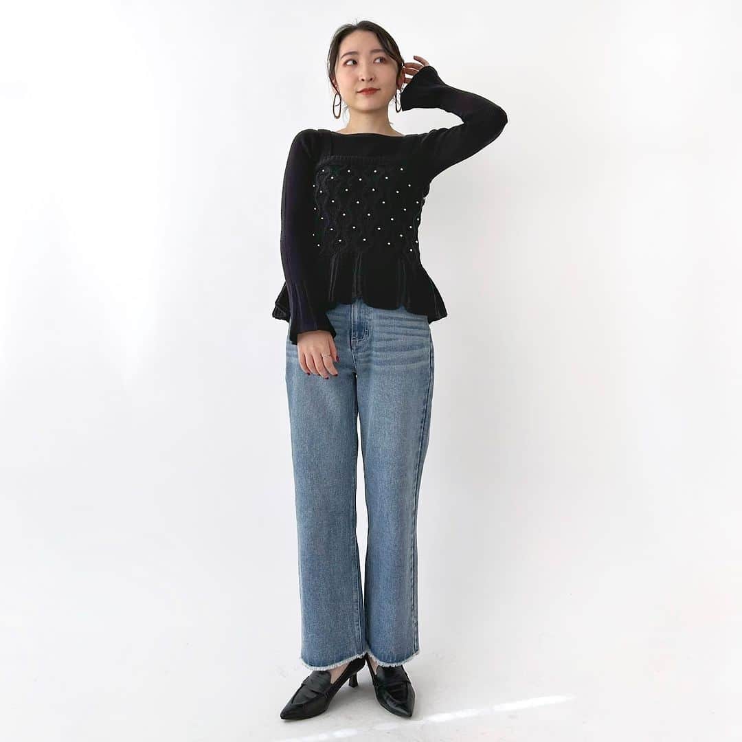 イーザッカマニアストアーズのインスタグラム：「. ＼📣 NEW ITEM ／  甘めモードな大人のニットビスチェ  裾はリブニットで編まれたフリルシルエットになっており、 ふんわりレディに仕上がる一枚🌹 お手持ちのアイテムに重ねるだけで一気にコーデの雰囲気が変わる、 大人があえて着たいフリルビスチェです。  スタッズ フリル ニットビスチェ 🔎2300657 ¥5,390 ◎公式サイトから商品番号でチェックできます  着用staff ろい 162cm  #ezakkamania #イーザッカマニアストアーズ #イーザッカマニア #ファッションコーデ #ファッション通販 #ニット #ニットコーデ #ベスト #ジレ #ビスチェ #きれいめカジュアル #大人カジュアル #秋 #秋コーデ #冬 #冬コーデ #新作 #秋服 #秋服コーデ #秋冬コーデ #秋冬 #23AW #20代ファッション #30代ファッション #40代ファッション」