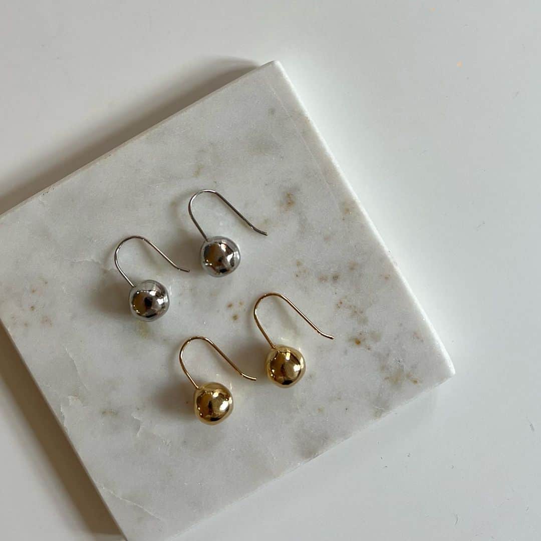 GREED TOKYO STOREのインスタグラム：「Newarrival  Bed&Breakfast  "DROP EARRINGS"  表面にボコボコした模様を施したオリジナル型のピアス  一辺約1cmのキューブがフックから優雅に下がっています このピアスは高品質の合金で作られており その耐久性と軽さが日常のアクセサリーとしてヘビロテに最適です  ※アップサイクルオリジナルシュシュ、箱付き  11/10 21:00- Online store  11/11 11:00- Tokyo･Fukuoka stores  DROP EARRINGS ¥11.000 GOLD/SILVER  #greedinternational #bedandbreakfastqualityoflife #greedtokyo #greedfukuoka #accessory#earring#pierce#ootd#seasonless   #アクセサリー#ピアス#イヤリング#秋コーデ#冬コーデ#シーズンレス#外苑前#表参道」