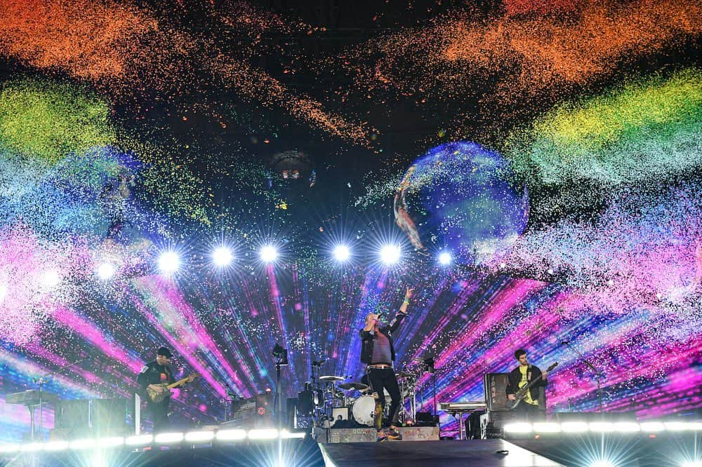 ワーナーミュージック・ジャパン洋楽のインスタグラム：「【#Coldplay】 #コールドプレイ、来日公演の写真を公開！📷 Credit: Teppei Kishida まだまだ興奮がおさまらない！🔥 来日公演のセットリストを反映したプレイリストを Spotifyで公開中！🎧 リンクはストーリーズに✍️」