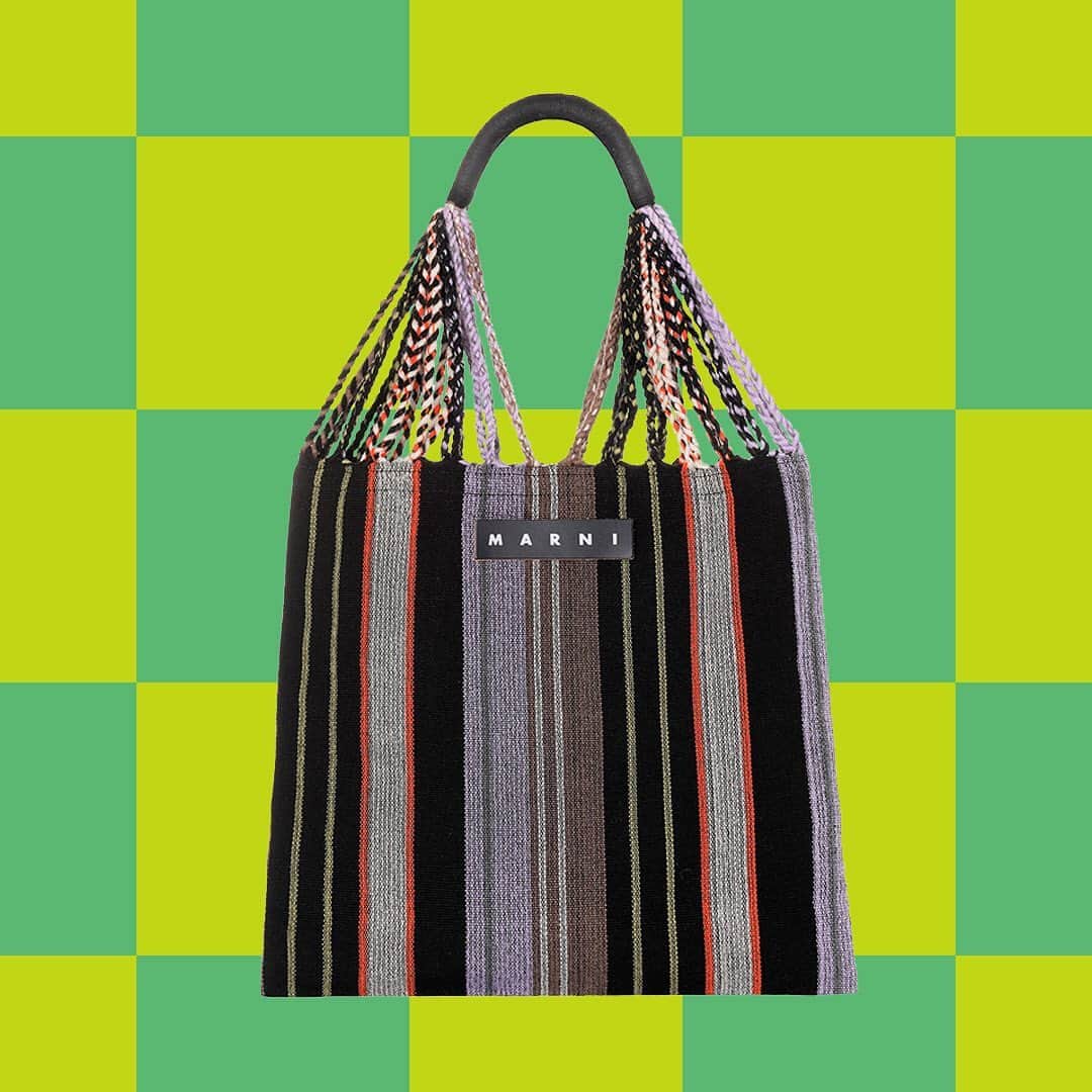 HANKYU.MODEさんのインスタグラム写真 - (HANKYU.MODEInstagram)「\11/30(木)オンライン販売スタート/ MARNI MARKET HANKYU ONLINE 11/30(木)20:00　阪急公式オンラインストア  11/30(木)20時より、不思議なマルニマーケットのガーデンが、ホリデーシーズンに向けて「阪急公式オンラインストア」に登場！  緑のチェックが続くサイト内で、ホリデーギフトにおすすめのモノトーン＆レッドの様々なバッグが潜んでいます。 ハートとLOVEのメッセージが差し込まれたラブミニバスケットの、ホワイトハートと、ブラックハートの2色が先行販売！ そのほか、アニマルバスケットのブラックキャット、ミニバスケット、ダイヤモンドバスケット、ステンシルバッグ、ラブバスケットなどのモノトーンカラーが勢ぞろい。小ぶりなタハバッグはレッドもおすすめ！  ストライプバッグのミニショルダーとトートバッグの最新色のロイヤル、秋冬シーズン１番人気のカラーのキャラメルブラウンや、ハンモックバッグのナイトブルー、パープル、ポピーレッドなどのカラーも、コーディネイトしやすくおすすめです。 秋にデビューしたばかりの、コロンビアの職人による手編みのニットバッグ、チェスボードショルダーバッグなどのモノトーンカラーは、ホリデーシーズンのコーディネイトにピッタリです。 京都の千總で染色されたバンダナとトートバッグからは、人気の花柄バッグや、ギフトで人気のバンダナなど、日本でつくられている製品も、ご紹介いたします。  詳細は、「阪急公式オンラインストア」特設サイトに、各商品の発売日、写真、カラーバリエーション、サイズ、価格などの詳細を掲出中！ 人気のバッグはそれぞれ、発売日が異なります。ストーリーズURLより、詳細をご確認ください。  マルニ マーケット 阪急公式オンラインストア 11/30(木)20:00～12/4(月)4:59まで  #marnimarket #マルニマーケット #marnimarketonline  #hankyumode #hankyu #阪急うめだ本店 #阪急本店 #うめはん #ファッション  #hankyumode23aw #hankyumode23awbag #新作バッグ #マルニバッグ #アニマルバスケット #バスケットバッグ #クリスマスプレゼント #ミニバスケット #ストライプバッグ」11月14日 17時00分 - hankyumode
