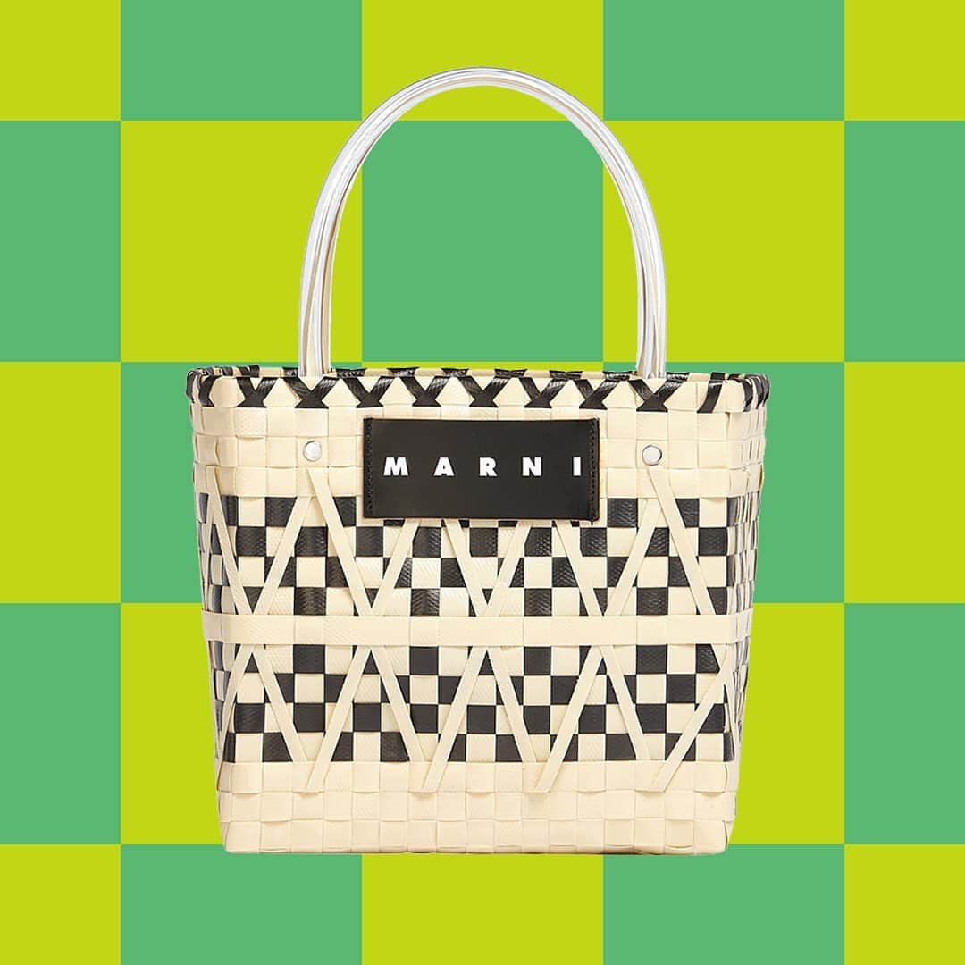 HANKYU.MODEさんのインスタグラム写真 - (HANKYU.MODEInstagram)「\11/30(木)オンライン販売スタート/ MARNI MARKET HANKYU ONLINE 11/30(木)20:00　阪急公式オンラインストア  11/30(木)20時より、不思議なマルニマーケットのガーデンが、ホリデーシーズンに向けて「阪急公式オンラインストア」に登場！  緑のチェックが続くサイト内で、ホリデーギフトにおすすめのモノトーン＆レッドの様々なバッグが潜んでいます。 ハートとLOVEのメッセージが差し込まれたラブミニバスケットの、ホワイトハートと、ブラックハートの2色が先行販売！ そのほか、アニマルバスケットのブラックキャット、ミニバスケット、ダイヤモンドバスケット、ステンシルバッグ、ラブバスケットなどのモノトーンカラーが勢ぞろい。小ぶりなタハバッグはレッドもおすすめ！  ストライプバッグのミニショルダーとトートバッグの最新色のロイヤル、秋冬シーズン１番人気のカラーのキャラメルブラウンや、ハンモックバッグのナイトブルー、パープル、ポピーレッドなどのカラーも、コーディネイトしやすくおすすめです。 秋にデビューしたばかりの、コロンビアの職人による手編みのニットバッグ、チェスボードショルダーバッグなどのモノトーンカラーは、ホリデーシーズンのコーディネイトにピッタリです。 京都の千總で染色されたバンダナとトートバッグからは、人気の花柄バッグや、ギフトで人気のバンダナなど、日本でつくられている製品も、ご紹介いたします。  詳細は、「阪急公式オンラインストア」特設サイトに、各商品の発売日、写真、カラーバリエーション、サイズ、価格などの詳細を掲出中！ 人気のバッグはそれぞれ、発売日が異なります。ストーリーズURLより、詳細をご確認ください。  マルニ マーケット 阪急公式オンラインストア 11/30(木)20:00～12/4(月)4:59まで  #marnimarket #マルニマーケット #marnimarketonline  #hankyumode #hankyu #阪急うめだ本店 #阪急本店 #うめはん #ファッション  #hankyumode23aw #hankyumode23awbag #新作バッグ #マルニバッグ #アニマルバスケット #バスケットバッグ #クリスマスプレゼント #ミニバスケット #ストライプバッグ」11月14日 17時00分 - hankyumode