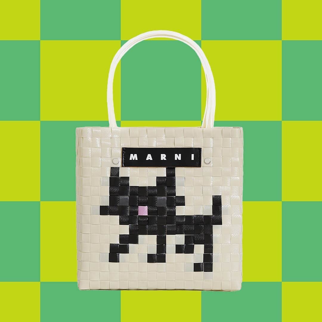 HANKYU.MODEさんのインスタグラム写真 - (HANKYU.MODEInstagram)「\11/30(木)オンライン販売スタート/ MARNI MARKET HANKYU ONLINE 11/30(木)20:00　阪急公式オンラインストア  11/30(木)20時より、不思議なマルニマーケットのガーデンが、ホリデーシーズンに向けて「阪急公式オンラインストア」に登場！  緑のチェックが続くサイト内で、ホリデーギフトにおすすめのモノトーン＆レッドの様々なバッグが潜んでいます。 ハートとLOVEのメッセージが差し込まれたラブミニバスケットの、ホワイトハートと、ブラックハートの2色が先行販売！ そのほか、アニマルバスケットのブラックキャット、ミニバスケット、ダイヤモンドバスケット、ステンシルバッグ、ラブバスケットなどのモノトーンカラーが勢ぞろい。小ぶりなタハバッグはレッドもおすすめ！  ストライプバッグのミニショルダーとトートバッグの最新色のロイヤル、秋冬シーズン１番人気のカラーのキャラメルブラウンや、ハンモックバッグのナイトブルー、パープル、ポピーレッドなどのカラーも、コーディネイトしやすくおすすめです。 秋にデビューしたばかりの、コロンビアの職人による手編みのニットバッグ、チェスボードショルダーバッグなどのモノトーンカラーは、ホリデーシーズンのコーディネイトにピッタリです。 京都の千總で染色されたバンダナとトートバッグからは、人気の花柄バッグや、ギフトで人気のバンダナなど、日本でつくられている製品も、ご紹介いたします。  詳細は、「阪急公式オンラインストア」特設サイトに、各商品の発売日、写真、カラーバリエーション、サイズ、価格などの詳細を掲出中！ 人気のバッグはそれぞれ、発売日が異なります。ストーリーズURLより、詳細をご確認ください。  マルニ マーケット 阪急公式オンラインストア 11/30(木)20:00～12/4(月)4:59まで  #marnimarket #マルニマーケット #marnimarketonline  #hankyumode #hankyu #阪急うめだ本店 #阪急本店 #うめはん #ファッション  #hankyumode23aw #hankyumode23awbag #新作バッグ #マルニバッグ #アニマルバスケット #バスケットバッグ #クリスマスプレゼント #ミニバスケット #ストライプバッグ」11月14日 17時00分 - hankyumode