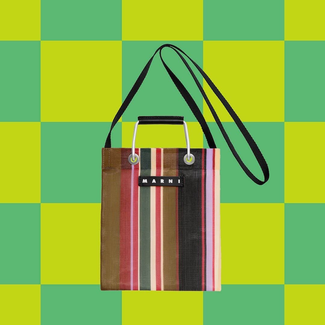 HANKYU.MODEさんのインスタグラム写真 - (HANKYU.MODEInstagram)「\11/30(木)オンライン販売スタート/ MARNI MARKET HANKYU ONLINE 11/30(木)20:00　阪急公式オンラインストア  11/30(木)20時より、不思議なマルニマーケットのガーデンが、ホリデーシーズンに向けて「阪急公式オンラインストア」に登場！  緑のチェックが続くサイト内で、ホリデーギフトにおすすめのモノトーン＆レッドの様々なバッグが潜んでいます。 ハートとLOVEのメッセージが差し込まれたラブミニバスケットの、ホワイトハートと、ブラックハートの2色が先行販売！ そのほか、アニマルバスケットのブラックキャット、ミニバスケット、ダイヤモンドバスケット、ステンシルバッグ、ラブバスケットなどのモノトーンカラーが勢ぞろい。小ぶりなタハバッグはレッドもおすすめ！  ストライプバッグのミニショルダーとトートバッグの最新色のロイヤル、秋冬シーズン１番人気のカラーのキャラメルブラウンや、ハンモックバッグのナイトブルー、パープル、ポピーレッドなどのカラーも、コーディネイトしやすくおすすめです。 秋にデビューしたばかりの、コロンビアの職人による手編みのニットバッグ、チェスボードショルダーバッグなどのモノトーンカラーは、ホリデーシーズンのコーディネイトにピッタリです。 京都の千總で染色されたバンダナとトートバッグからは、人気の花柄バッグや、ギフトで人気のバンダナなど、日本でつくられている製品も、ご紹介いたします。  詳細は、「阪急公式オンラインストア」特設サイトに、各商品の発売日、写真、カラーバリエーション、サイズ、価格などの詳細を掲出中！ 人気のバッグはそれぞれ、発売日が異なります。ストーリーズURLより、詳細をご確認ください。  マルニ マーケット 阪急公式オンラインストア 11/30(木)20:00～12/4(月)4:59まで  #marnimarket #マルニマーケット #marnimarketonline  #hankyumode #hankyu #阪急うめだ本店 #阪急本店 #うめはん #ファッション  #hankyumode23aw #hankyumode23awbag #新作バッグ #マルニバッグ #アニマルバスケット #バスケットバッグ #クリスマスプレゼント #ミニバスケット #ストライプバッグ」11月14日 17時00分 - hankyumode