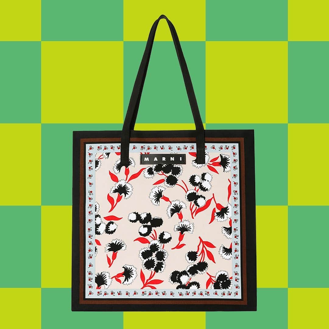 HANKYU.MODEさんのインスタグラム写真 - (HANKYU.MODEInstagram)「\11/30(木)オンライン販売スタート/ MARNI MARKET HANKYU ONLINE 11/30(木)20:00　阪急公式オンラインストア  11/30(木)20時より、不思議なマルニマーケットのガーデンが、ホリデーシーズンに向けて「阪急公式オンラインストア」に登場！  緑のチェックが続くサイト内で、ホリデーギフトにおすすめのモノトーン＆レッドの様々なバッグが潜んでいます。 ハートとLOVEのメッセージが差し込まれたラブミニバスケットの、ホワイトハートと、ブラックハートの2色が先行販売！ そのほか、アニマルバスケットのブラックキャット、ミニバスケット、ダイヤモンドバスケット、ステンシルバッグ、ラブバスケットなどのモノトーンカラーが勢ぞろい。小ぶりなタハバッグはレッドもおすすめ！  ストライプバッグのミニショルダーとトートバッグの最新色のロイヤル、秋冬シーズン１番人気のカラーのキャラメルブラウンや、ハンモックバッグのナイトブルー、パープル、ポピーレッドなどのカラーも、コーディネイトしやすくおすすめです。 秋にデビューしたばかりの、コロンビアの職人による手編みのニットバッグ、チェスボードショルダーバッグなどのモノトーンカラーは、ホリデーシーズンのコーディネイトにピッタリです。 京都の千總で染色されたバンダナとトートバッグからは、人気の花柄バッグや、ギフトで人気のバンダナなど、日本でつくられている製品も、ご紹介いたします。  詳細は、「阪急公式オンラインストア」特設サイトに、各商品の発売日、写真、カラーバリエーション、サイズ、価格などの詳細を掲出中！ 人気のバッグはそれぞれ、発売日が異なります。ストーリーズURLより、詳細をご確認ください。  マルニ マーケット 阪急公式オンラインストア 11/30(木)20:00～12/4(月)4:59まで  #marnimarket #マルニマーケット #marnimarketonline  #hankyumode #hankyu #阪急うめだ本店 #阪急本店 #うめはん #ファッション  #hankyumode23aw #hankyumode23awbag #新作バッグ #マルニバッグ #アニマルバスケット #バスケットバッグ #クリスマスプレゼント #ミニバスケット #ストライプバッグ」11月14日 17時00分 - hankyumode