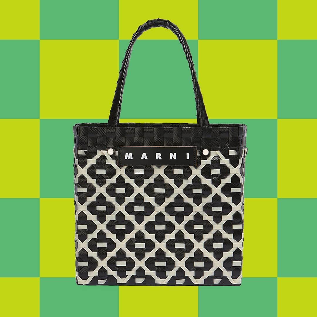 HANKYU.MODEさんのインスタグラム写真 - (HANKYU.MODEInstagram)「\11/30(木)オンライン販売スタート/ MARNI MARKET HANKYU ONLINE 11/30(木)20:00　阪急公式オンラインストア  11/30(木)20時より、不思議なマルニマーケットのガーデンが、ホリデーシーズンに向けて「阪急公式オンラインストア」に登場！  緑のチェックが続くサイト内で、ホリデーギフトにおすすめのモノトーン＆レッドの様々なバッグが潜んでいます。 ハートとLOVEのメッセージが差し込まれたラブミニバスケットの、ホワイトハートと、ブラックハートの2色が先行販売！ そのほか、アニマルバスケットのブラックキャット、ミニバスケット、ダイヤモンドバスケット、ステンシルバッグ、ラブバスケットなどのモノトーンカラーが勢ぞろい。小ぶりなタハバッグはレッドもおすすめ！  ストライプバッグのミニショルダーとトートバッグの最新色のロイヤル、秋冬シーズン１番人気のカラーのキャラメルブラウンや、ハンモックバッグのナイトブルー、パープル、ポピーレッドなどのカラーも、コーディネイトしやすくおすすめです。 秋にデビューしたばかりの、コロンビアの職人による手編みのニットバッグ、チェスボードショルダーバッグなどのモノトーンカラーは、ホリデーシーズンのコーディネイトにピッタリです。 京都の千總で染色されたバンダナとトートバッグからは、人気の花柄バッグや、ギフトで人気のバンダナなど、日本でつくられている製品も、ご紹介いたします。  詳細は、「阪急公式オンラインストア」特設サイトに、各商品の発売日、写真、カラーバリエーション、サイズ、価格などの詳細を掲出中！ 人気のバッグはそれぞれ、発売日が異なります。ストーリーズURLより、詳細をご確認ください。  マルニ マーケット 阪急公式オンラインストア 11/30(木)20:00～12/4(月)4:59まで  #marnimarket #マルニマーケット #marnimarketonline  #hankyumode #hankyu #阪急うめだ本店 #阪急本店 #うめはん #ファッション  #hankyumode23aw #hankyumode23awbag #新作バッグ #マルニバッグ #アニマルバスケット #バスケットバッグ #クリスマスプレゼント #ミニバスケット #ストライプバッグ」11月14日 17時00分 - hankyumode