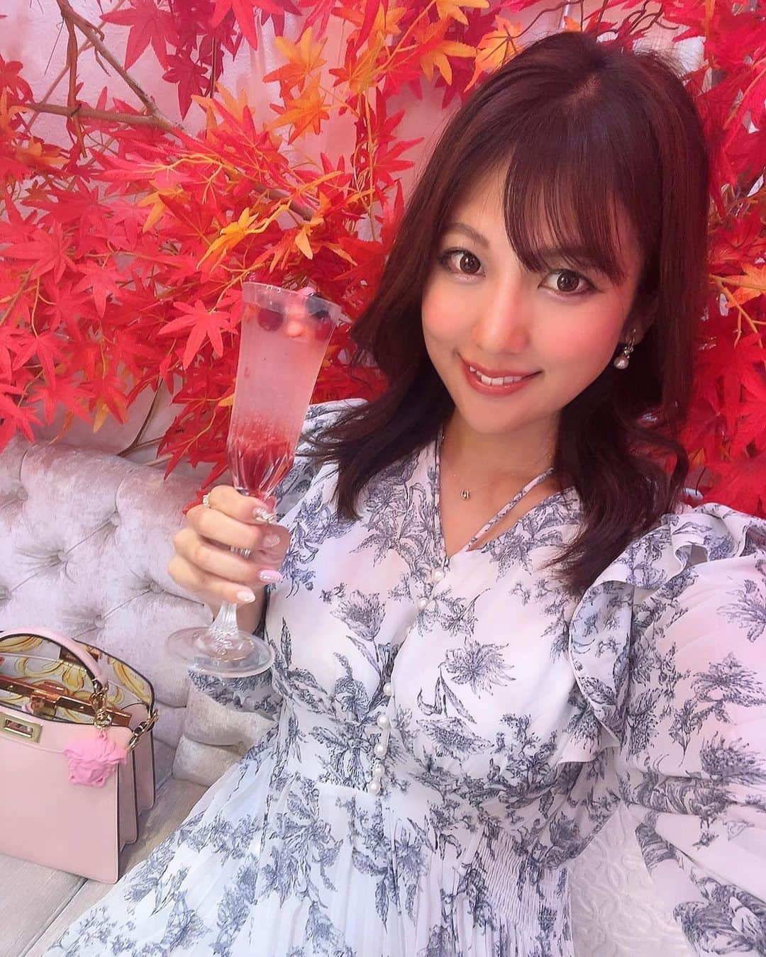 神谷麻美さんのインスタグラム写真 - (神谷麻美Instagram)「#オートクチュールカフェ の#アフタヌーンティー 可愛いすぎるし、美味しすぎる🥰🌰🍁💖✨️  紅葉に囲まれて、秋感じるし、可愛すぎる🍁👸🍁💖✨️紅葉満開って感じ🍁❤️✨️  今季は、Maron and Fruits Afternoon Tea💖だよ❤️🌰✨️  秋だねぇ☺️🍁💖✨️  特に好きなのは 🌰パルフェ カシス×キャラメル で秋っぽいし、美味しい💖  🌰マロンムースとほうじ茶のブラマンジェ  とろけるっ💖✨️  🌰ひつまぶし  ドリンクの#ほうじ茶ラテ が美味しくて、ハマったよ💖✨️ Chai SpiceもApple Rooibosも好き💖✨️  ドリンクも毎シーズンその季節のものに変わってて、感動する💖🫧🫖✨️  @hautecouturecafe_official   #hautecouturecafeomotesandou #オートクチュールカフェ表参道 #afternoontea #表参道 #表参道カフェ」11月10日 18時52分 - asamice428